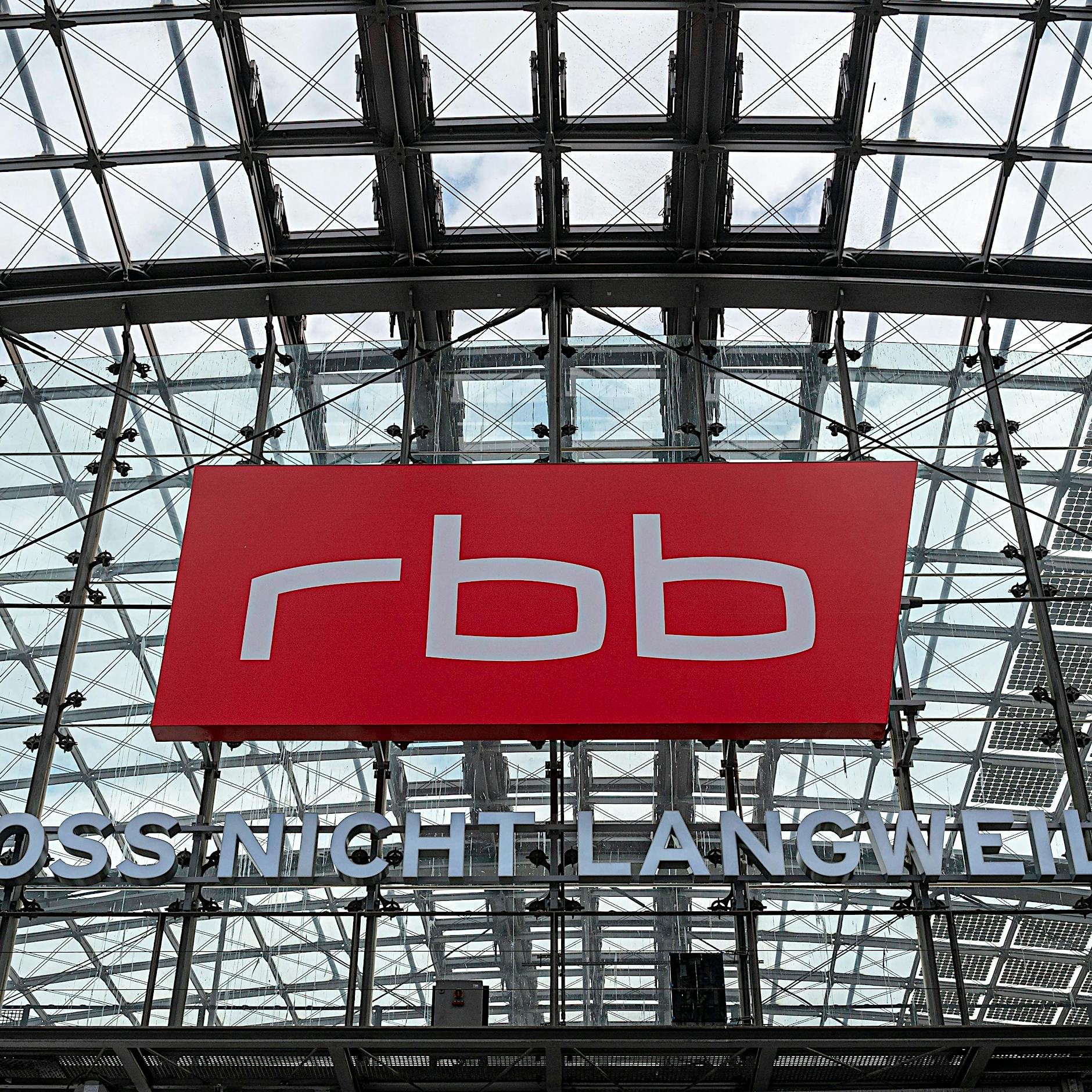 Finanzprobleme: RBB plant Entfernung von Leuchtwerbung am Hauptbahnhof
