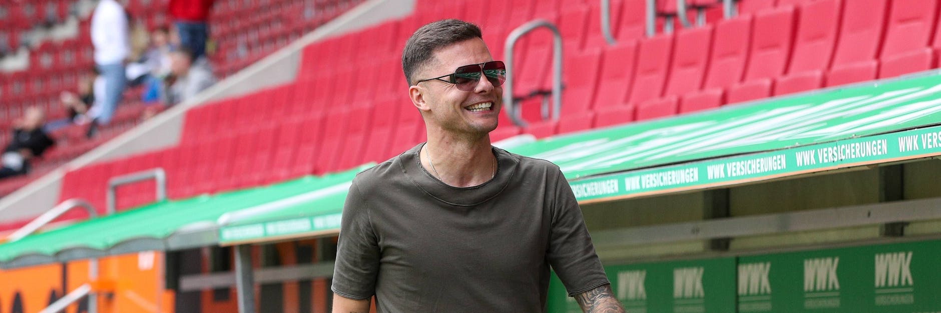 Rafal Gikiewicz in Zivil beim Spiel seines FC Augsburgs gegen den 1. FC Union, das die Fuggerstädter auch ohne den Polen mit 1:0 gewannen.