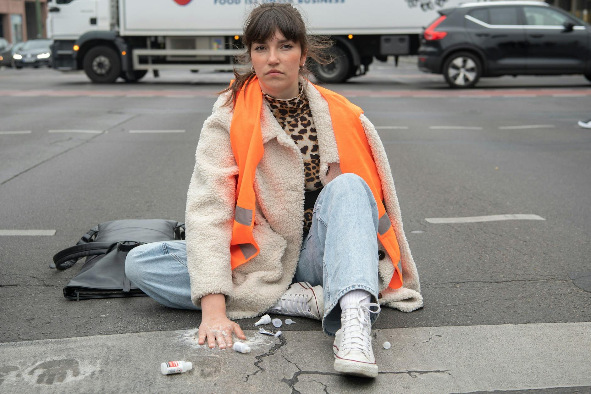Carla Hinrichs, Sprecherin der Klimagruppe Letzte Generation, bei einer Straßenblockade. 