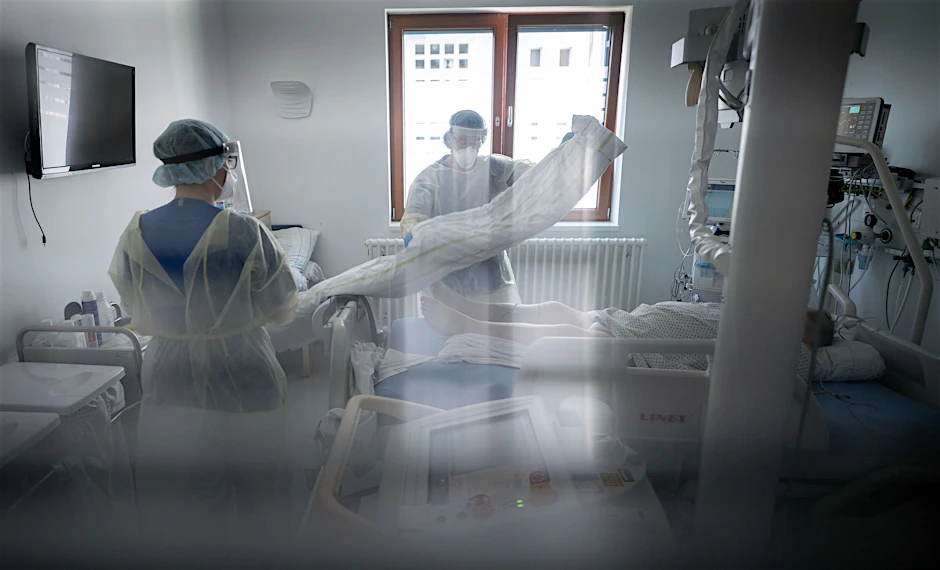 Arbeit auf einer Intensivstation. Die Pläne zur Krankenhausreform sehen bundesweit eine einheitliche Einteilung der Kliniken in drei Stufen vor, mit entsprechender Förderung.