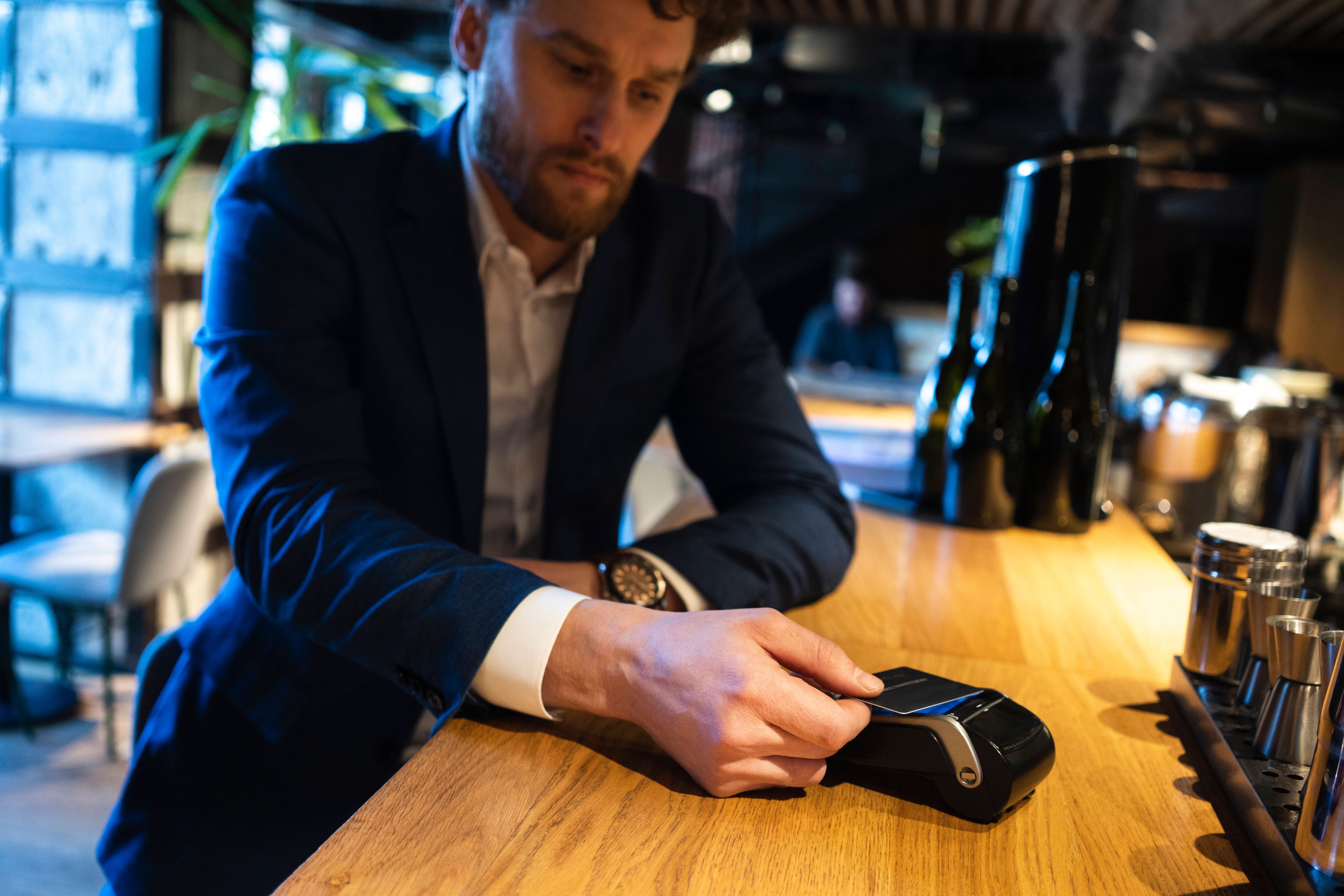 Deutsche wenden sich vom Bargeld ab – und zahlen deswegen weniger Trinkgeld?