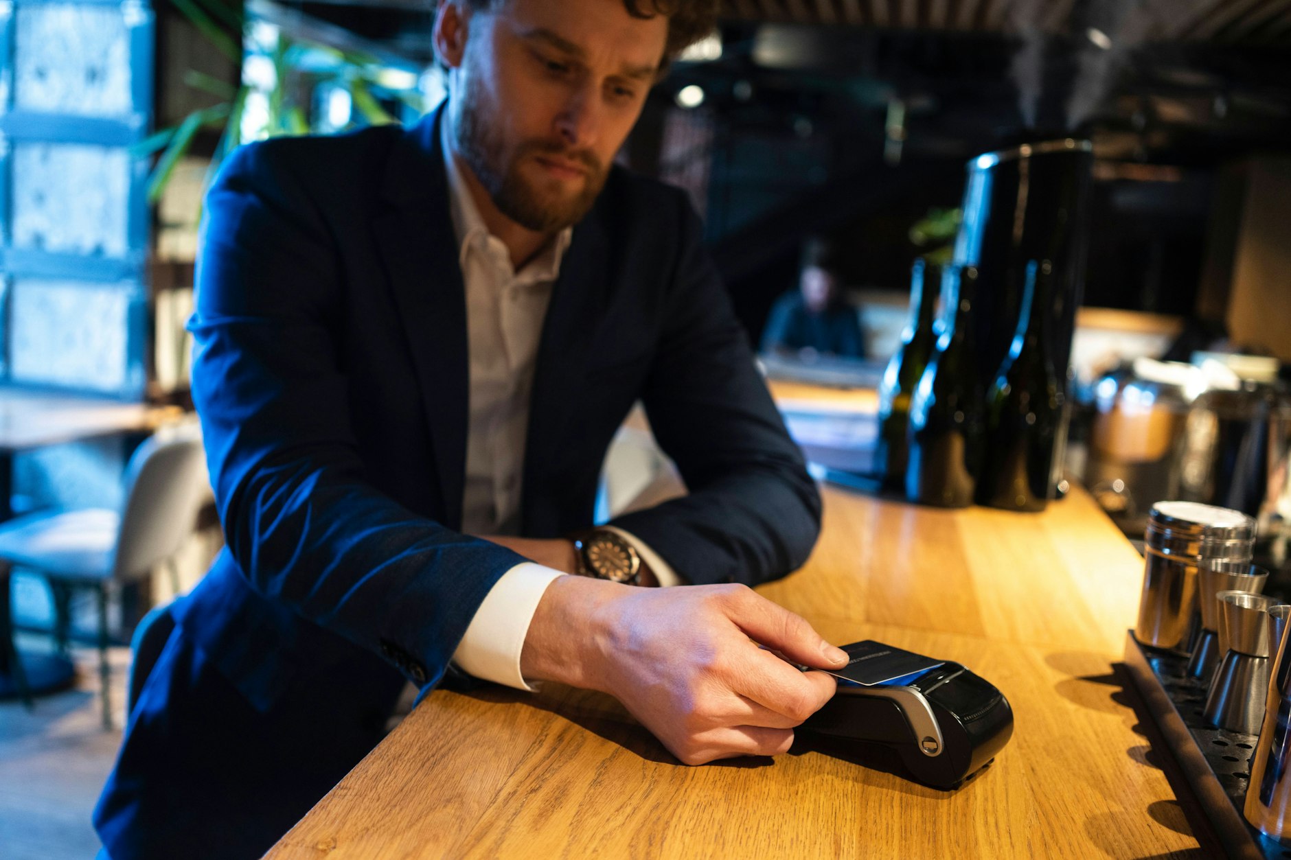 „Bar oder mit Karte“, heißt es meistens, wenn es um die Bezahlung in Bars oder Restaurants geht – was aber macht das mit der Option, Trinkgeld zu geben?