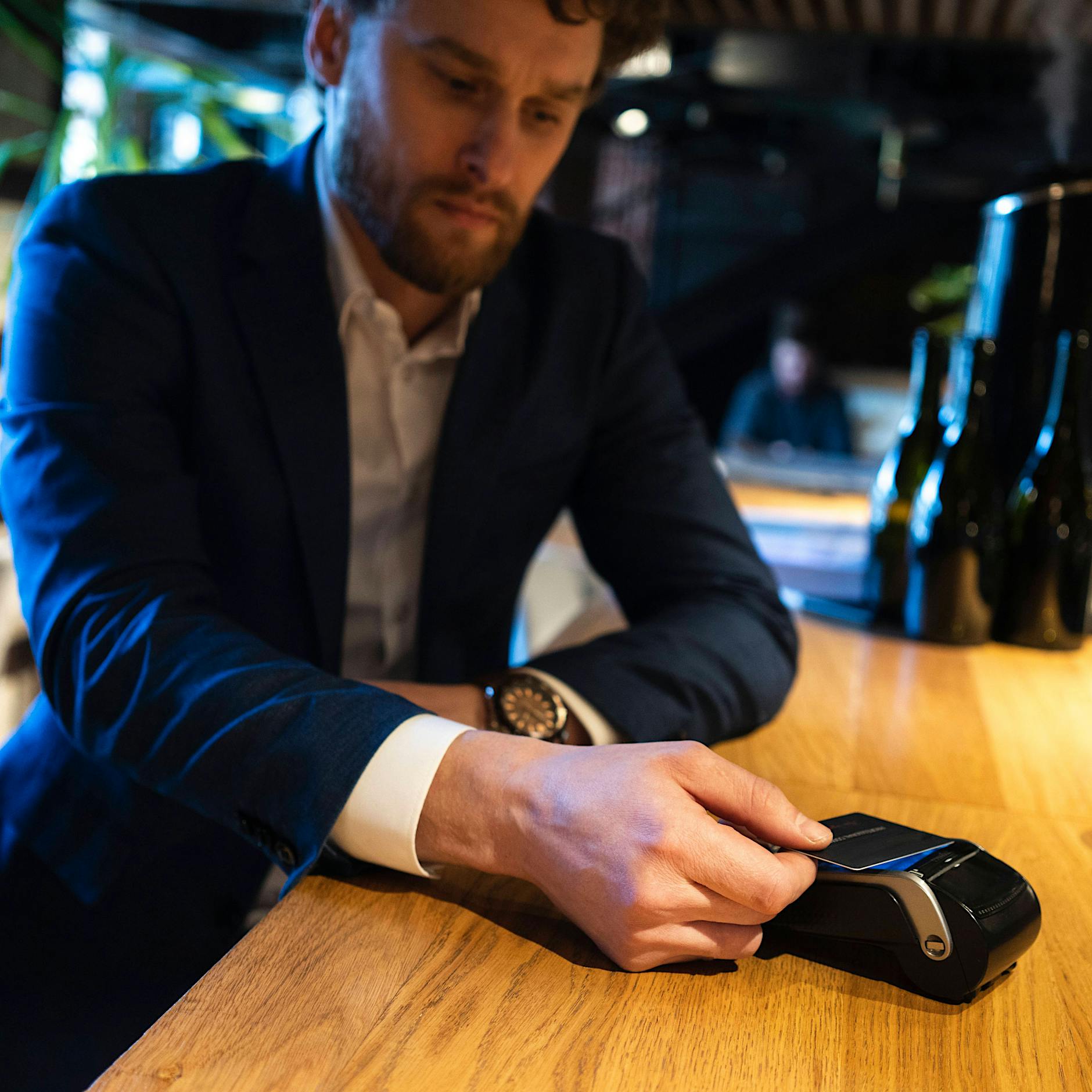 Deutsche wenden sich vom Bargeld ab – und zahlen deswegen weniger Trinkgeld?