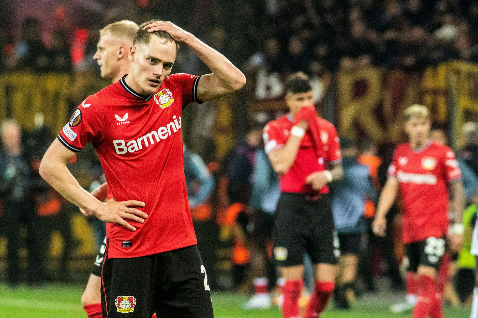 Leverkusens Florian Wirtz bringt seine Enttäuschung beziehungsweise Hilflosigkeit zum Ausdruck.