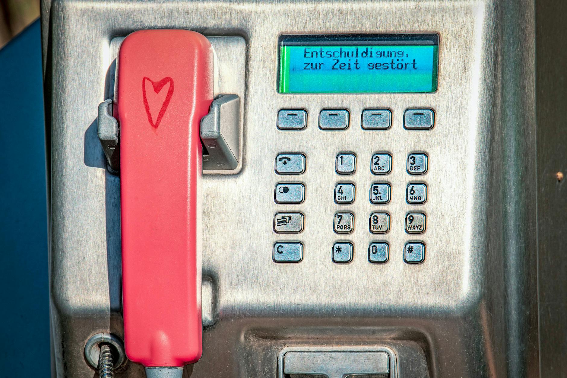 Öffentliche Telefone werden immer seltener – doch das in Stockholm wird sicherlich noch lange erreichbar sein, auch wenn nur selten jemand anruft.