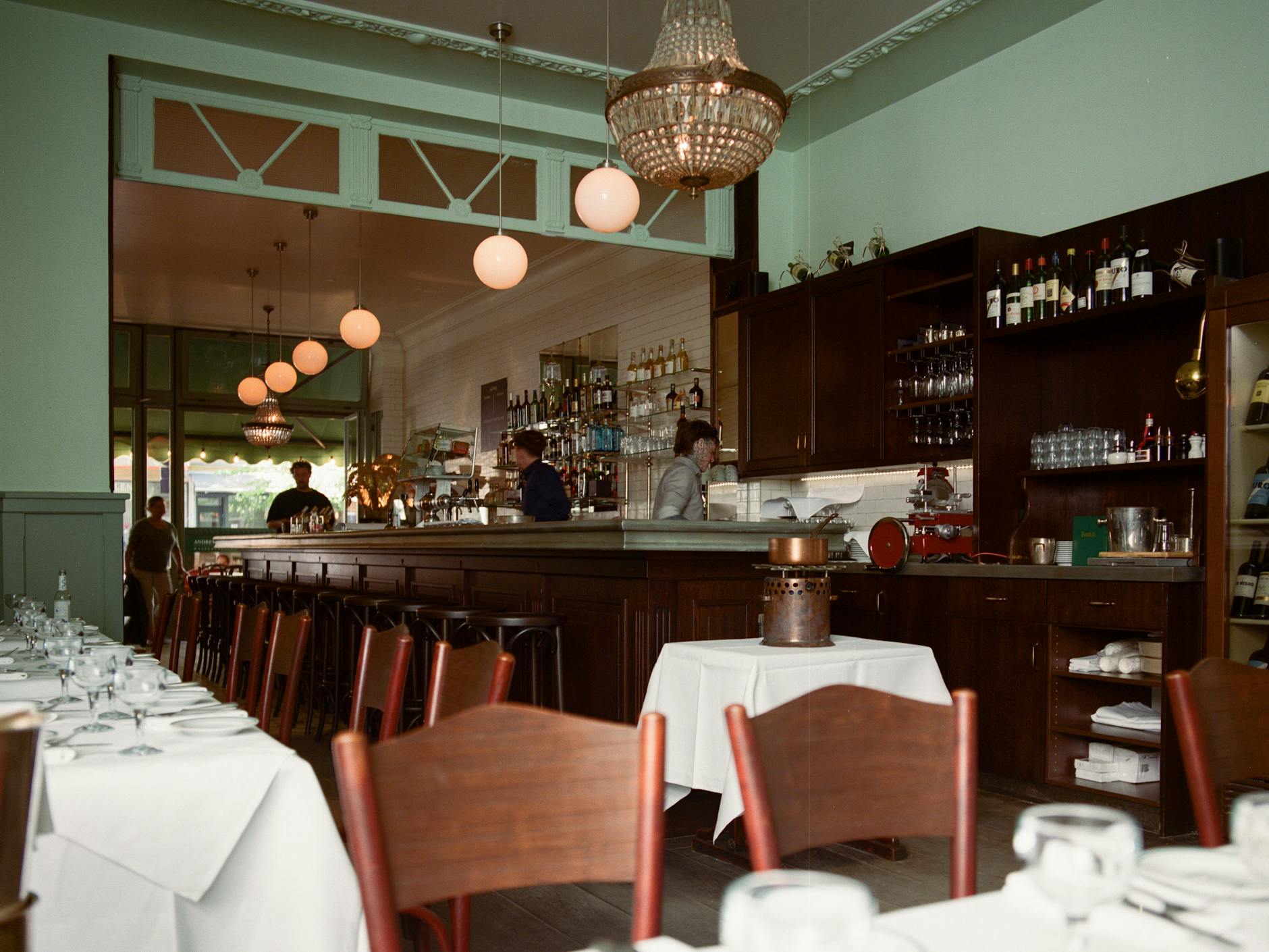 Und nach dem Essen trinkt man an der langen Zink-Bar noch einen Cocktail.