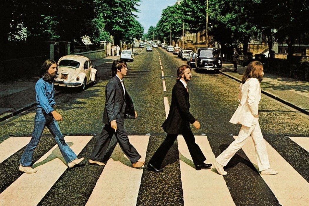 Die Beatles laufen auf dem Cover von Abbey Road über den Zebrastreifen.