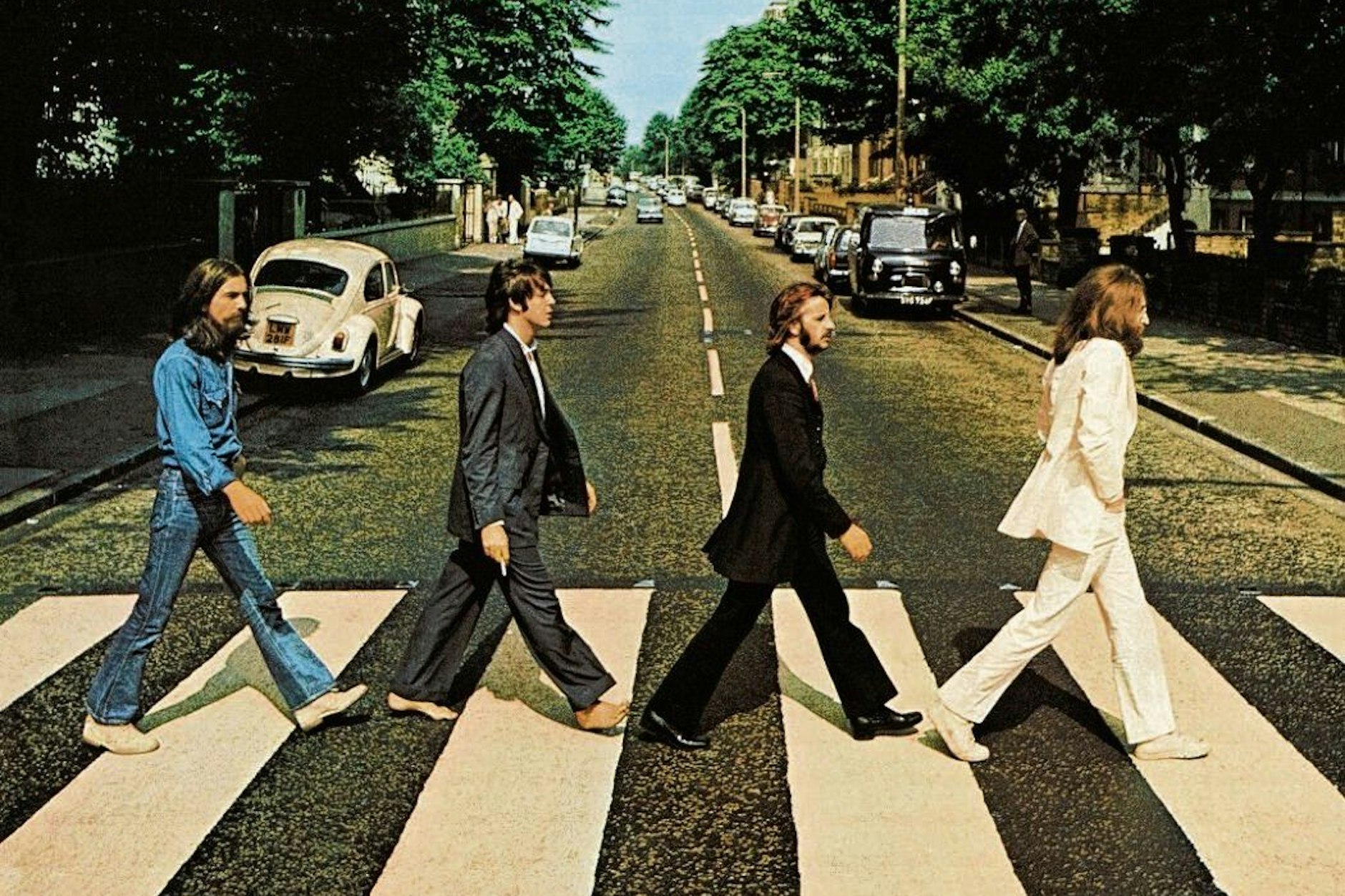 Die Beatles laufen auf dem Cover von Abbey Road über den Zebrastreifen.