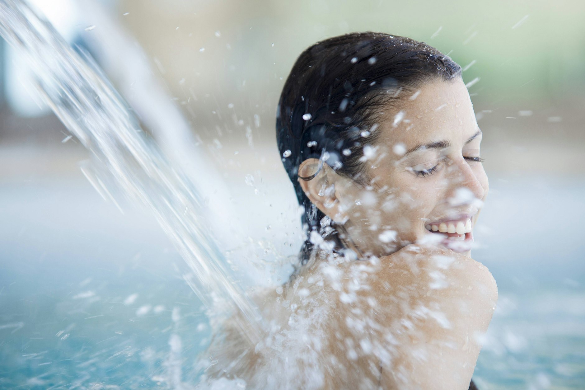 Immer mehr Städte stellen klar, dass Frauen im Schwimmbad nicht anders behandelt werden dürfen als Männer.
