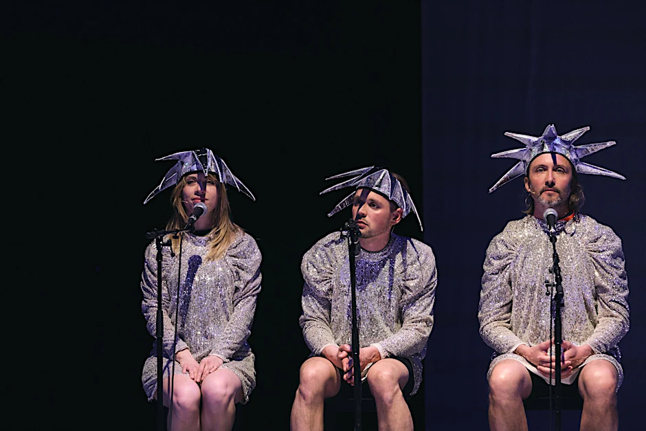 Wenn das Theater nur noch Mittel <a href="https://www.berliner-zeitung.de/topics/ukraine">des Kampfes gegen Russland und dessen imperiale Kultur</a>&nbsp;ist: Szene aus „Putinprozess“ mit ukrainisch-deutschem Ensemble.