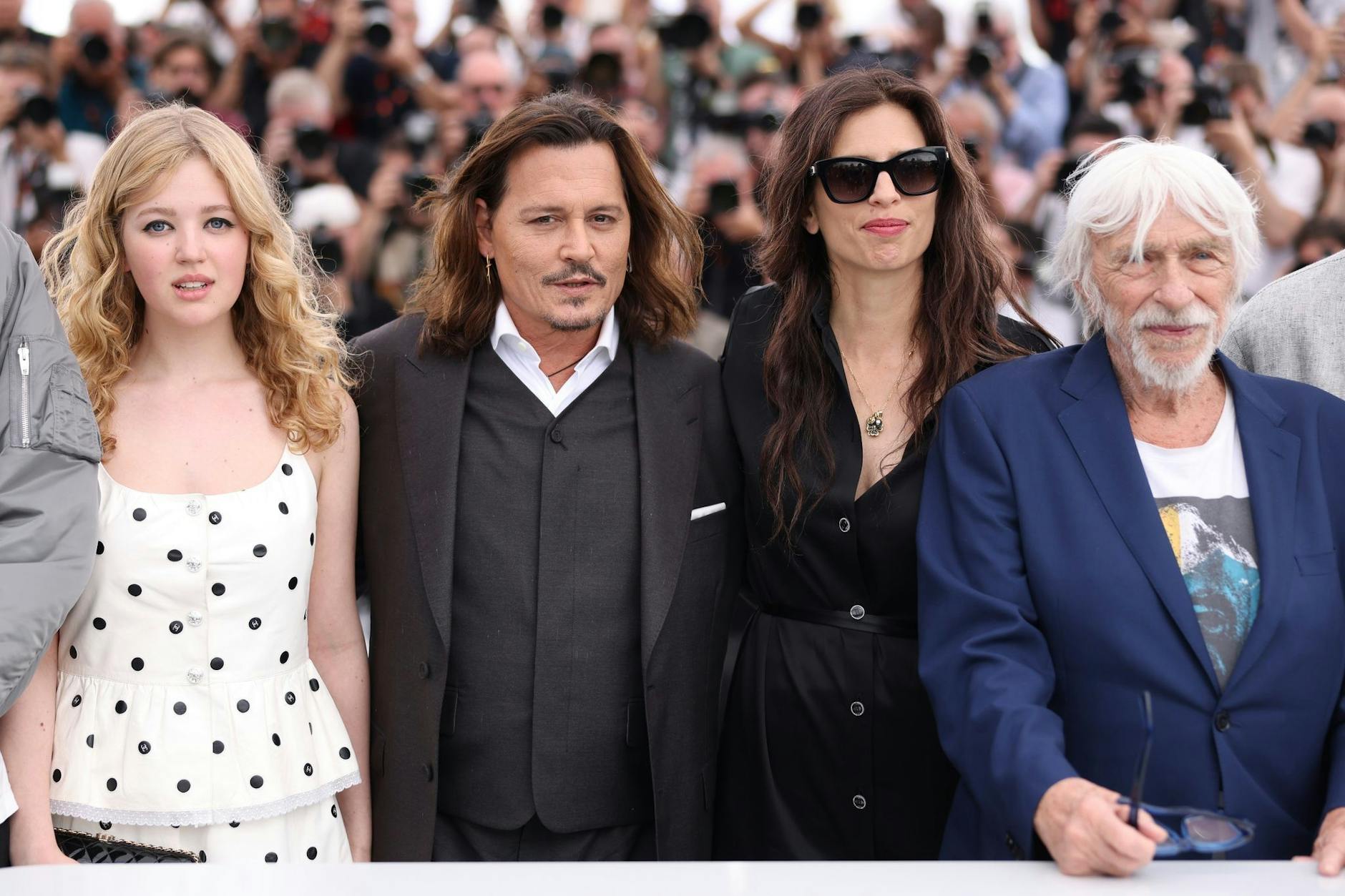 Johnny Depp in Cannes, hier mit der deutschen Schauspielerin Pauline Pollmann (li.), Regisseurin Maïwenn und Schauspieler Pierre Richard. 