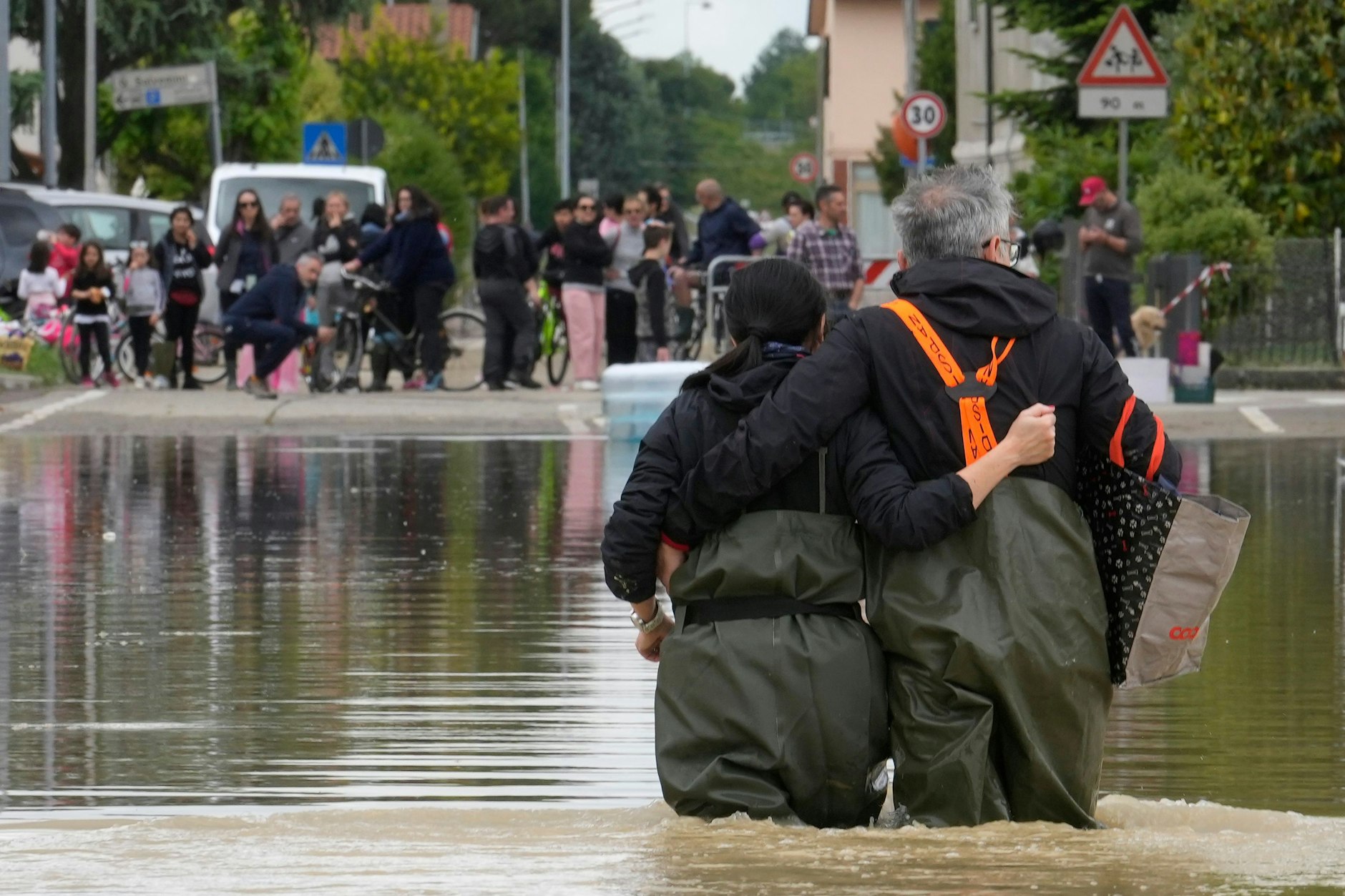 Lugo: Ein Paar geht auf einer überfluteten Straße. Nach den Unwettern und Überschwemmungen in Italien ist die Anzahl der Opfer weiter gestiegen.&nbsp;