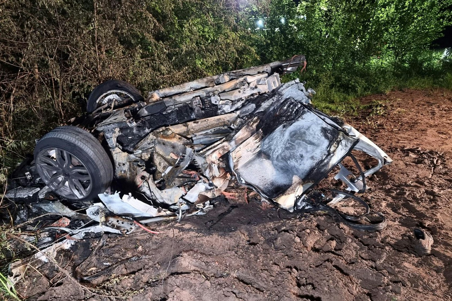 Der hintere, abgerissene und ausgebrannte Teil des Unfallautos. Bei einem schweren Unfall sind ein Autofahrer und sein zwölfjähriger Sohn ums Leben gekommen.