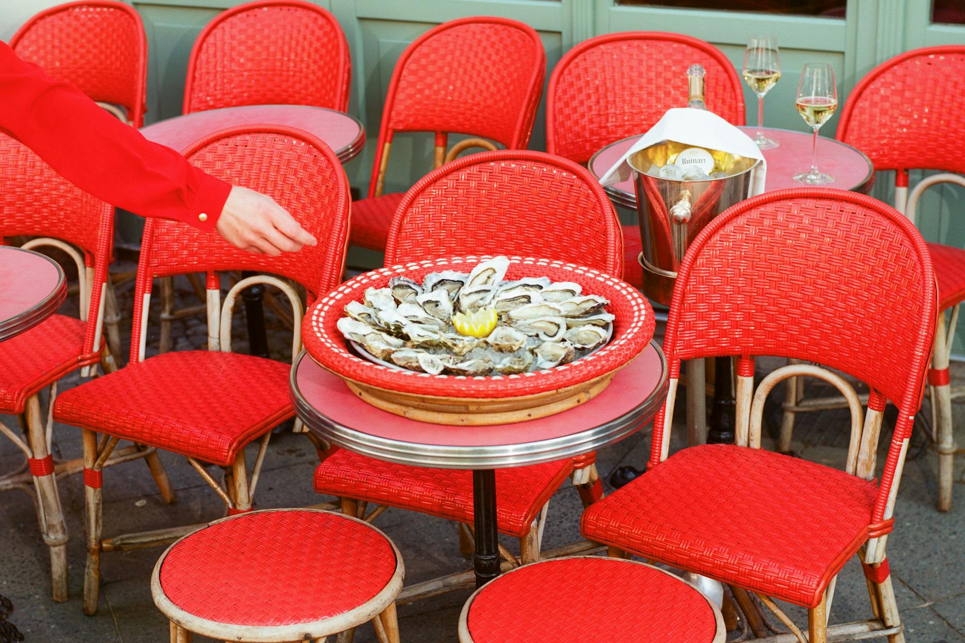 Auf der Terrasse fühlt man sich wie in Paris: Zum Apéro startet man am besten mit Austern und Shrimp-Cocktail.