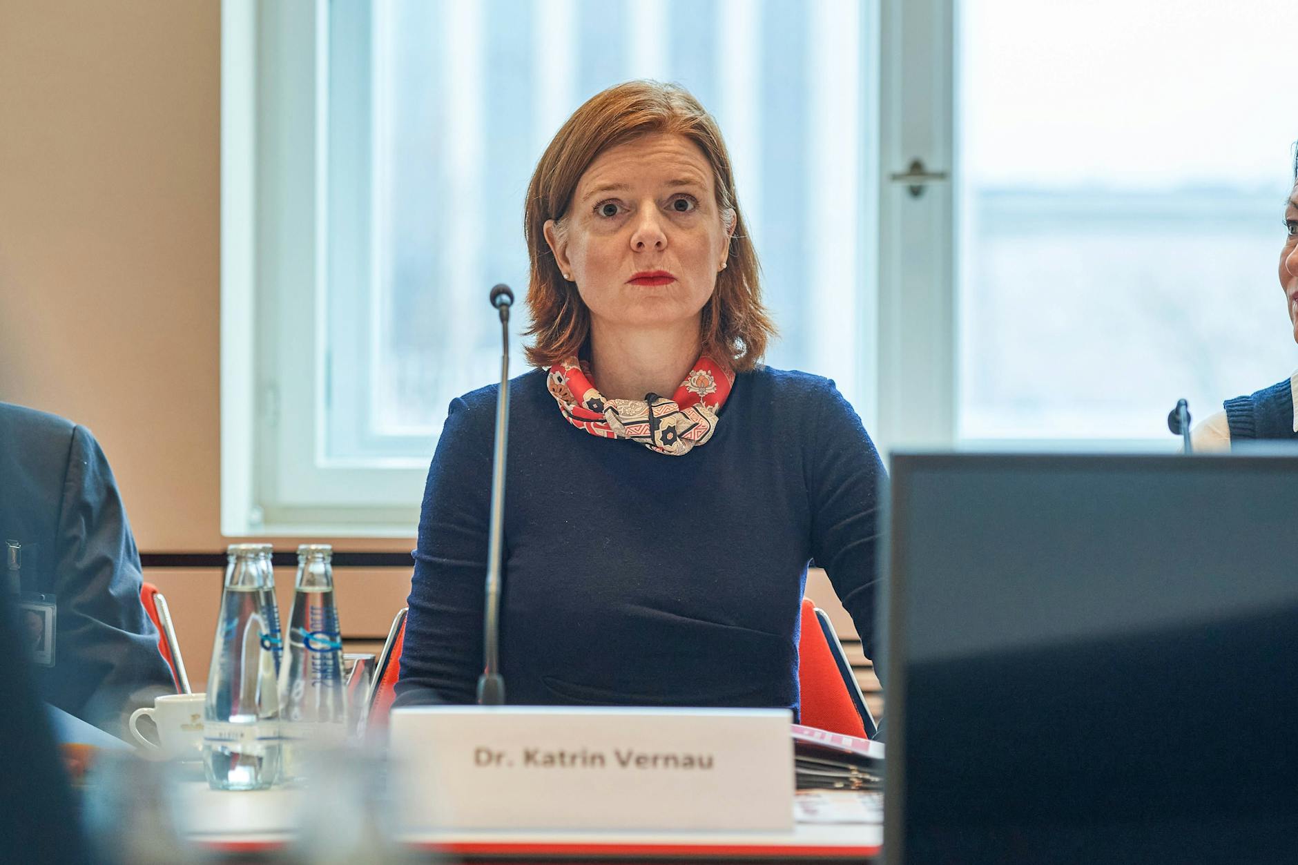 Katrin Vernau möchte gerne Intendantin des Rundfunks Berlin-Brandenburg (RBB) bleiben. Beworben hat sie sich aber nicht. Das führt zu Misstrauen im Sender.