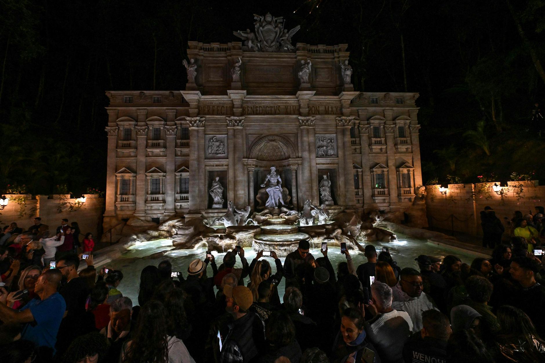 Touristen erhaschen einen Blick auf den Trevibrunnen