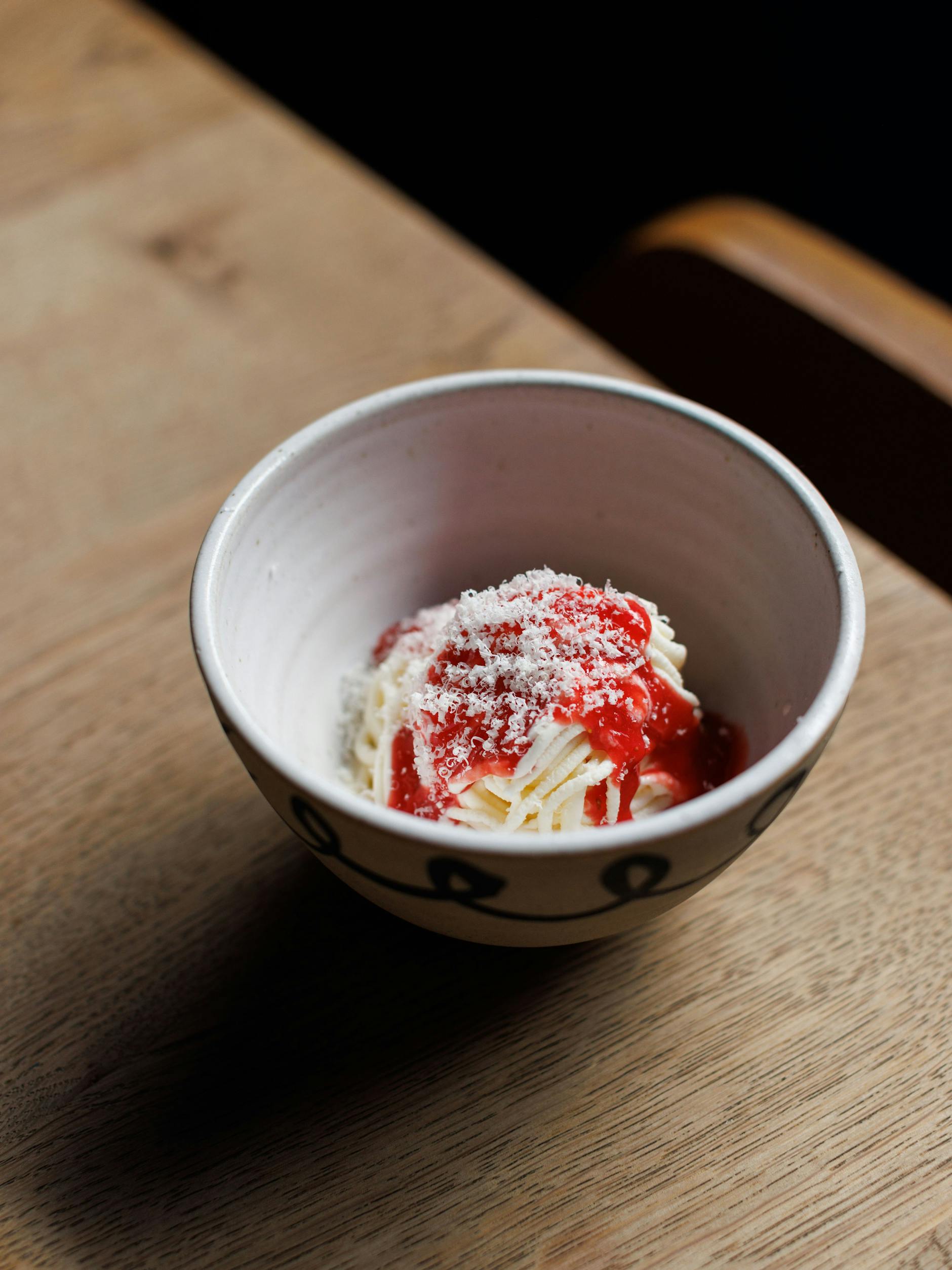 Spaghetti-Eis mit Feigenblatt-Sahne und Erdbeeren.