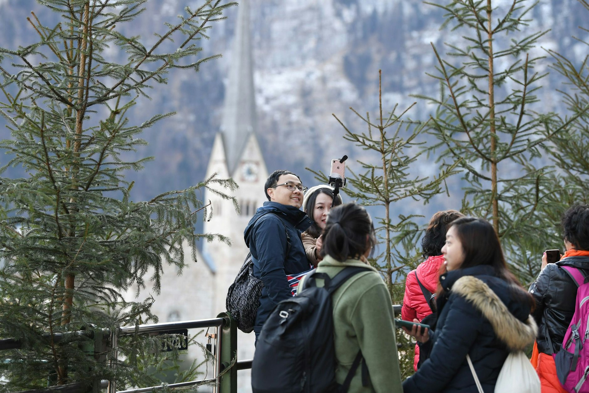 Alltag in Hallstatt: Touristen machen Selfies und posten sie dann bei Social Media.