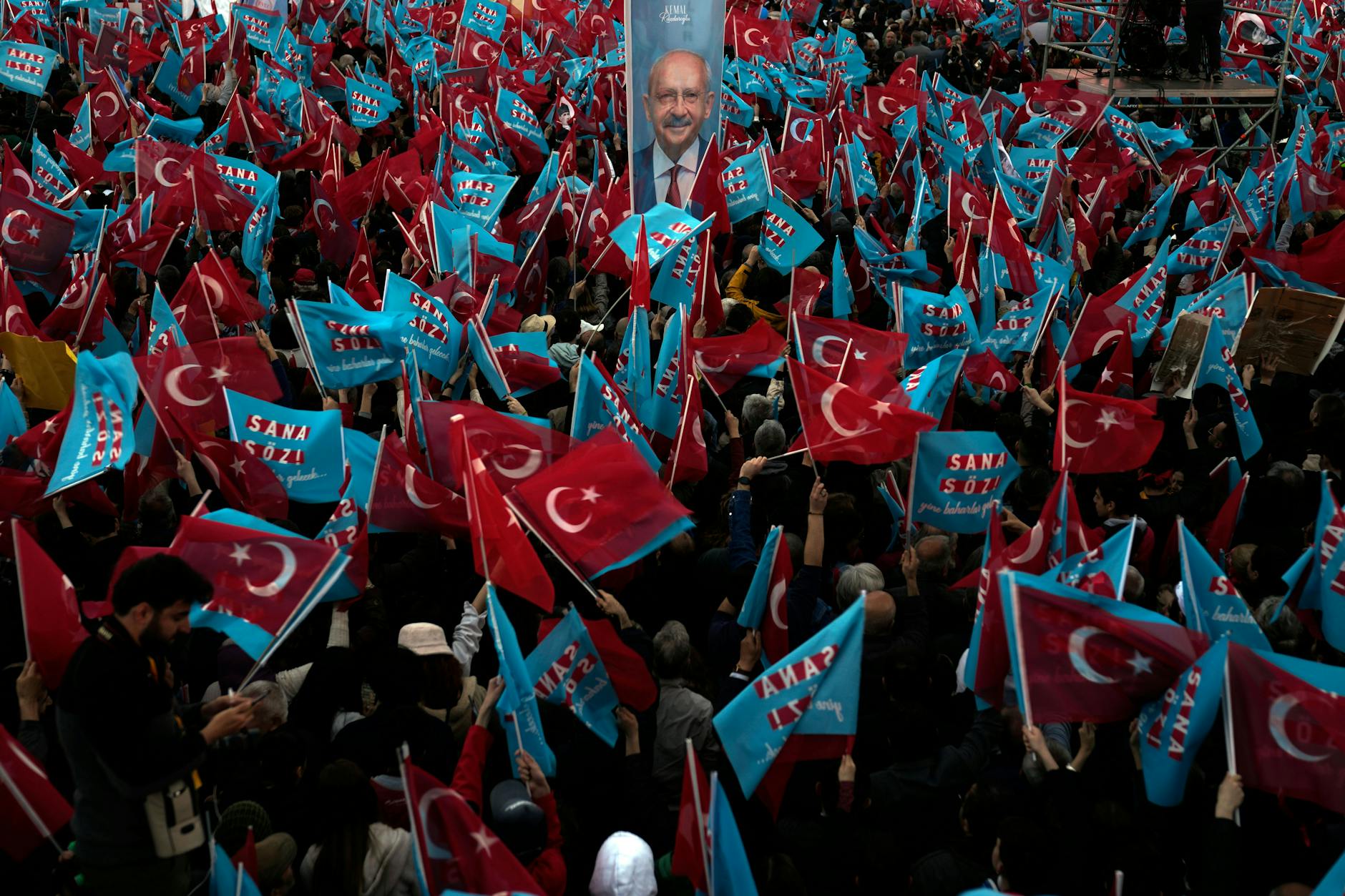 Menschen bei einer Wahlkampfveranstaltung des Oppositionsführers und Präsidentschaftskandidaten Kilicdaroglu in Istanbul.