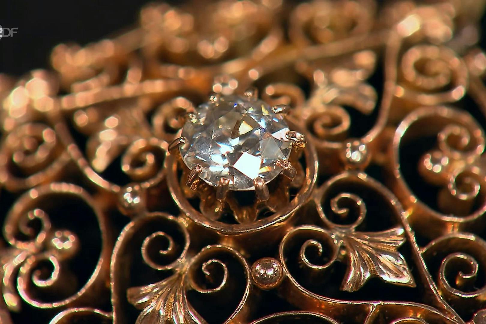 Sieht schick aus, ist aber weniger wert als erwartet: Dieser edle Anhänger kam jetzt bei „Bares für Rares“ unter den Hammer.