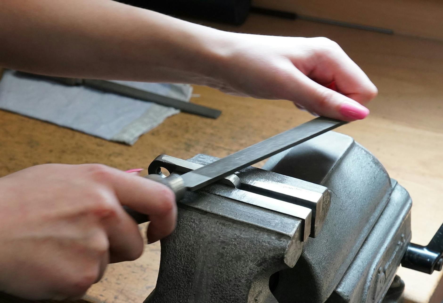 ARCHIV - Eine Auszubildende zur Werkzeugmechanikerin arbeitet in der Auszubildenden-Werkstatt des Schreibgeräteherstellers Montblanc.