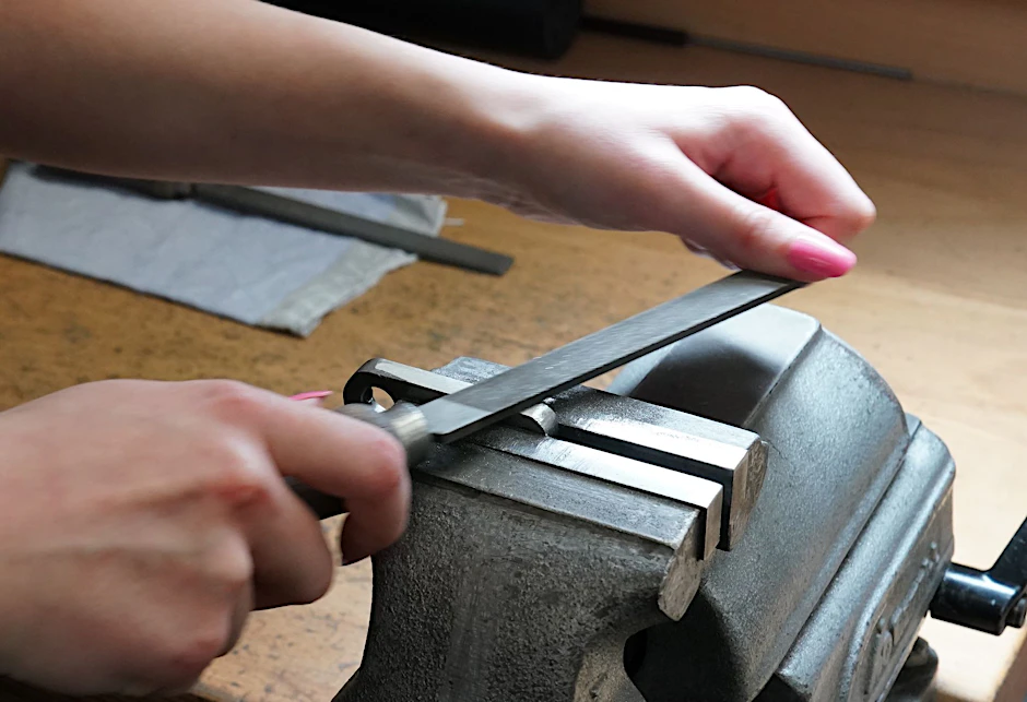 ARCHIV - Eine Auszubildende zur Werkzeugmechanikerin arbeitet in der Auszubildenden-Werkstatt des Schreibgeräteherstellers Montblanc.  