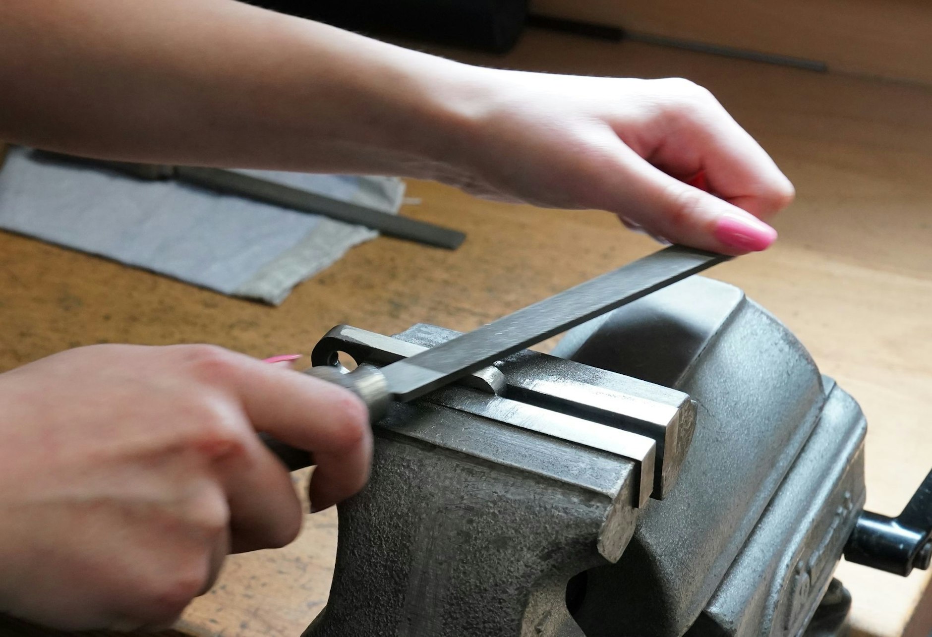 ARCHIV - Eine Auszubildende zur Werkzeugmechanikerin arbeitet in der Auszubildenden-Werkstatt des Schreibgeräteherstellers Montblanc.  