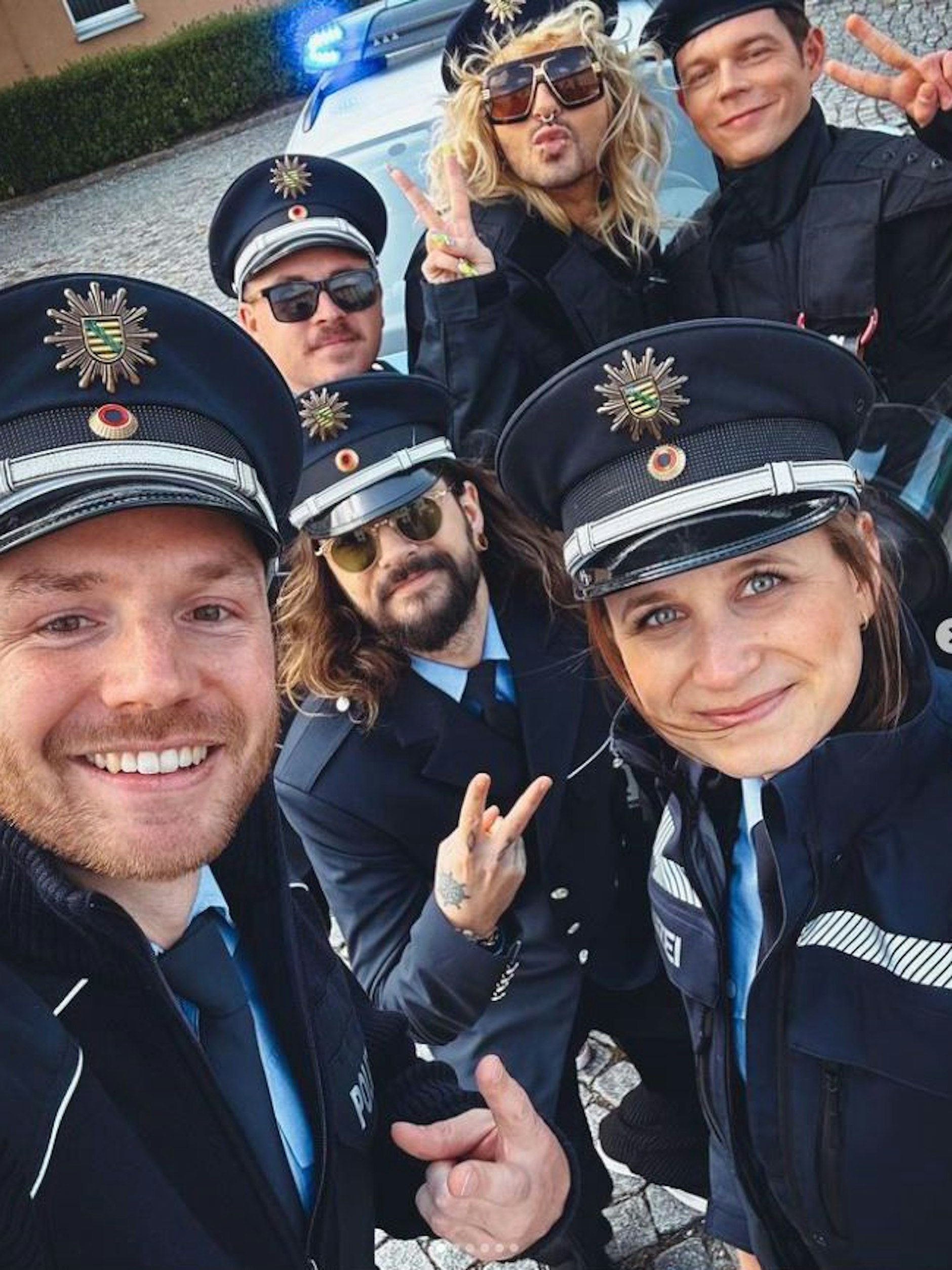 Tom (M) und Bill Kaulitz (hinten, 2.v.r.) von Tokio Hotel haben vor ihrem Konzert der Polizei einen Besuch abgestattet.