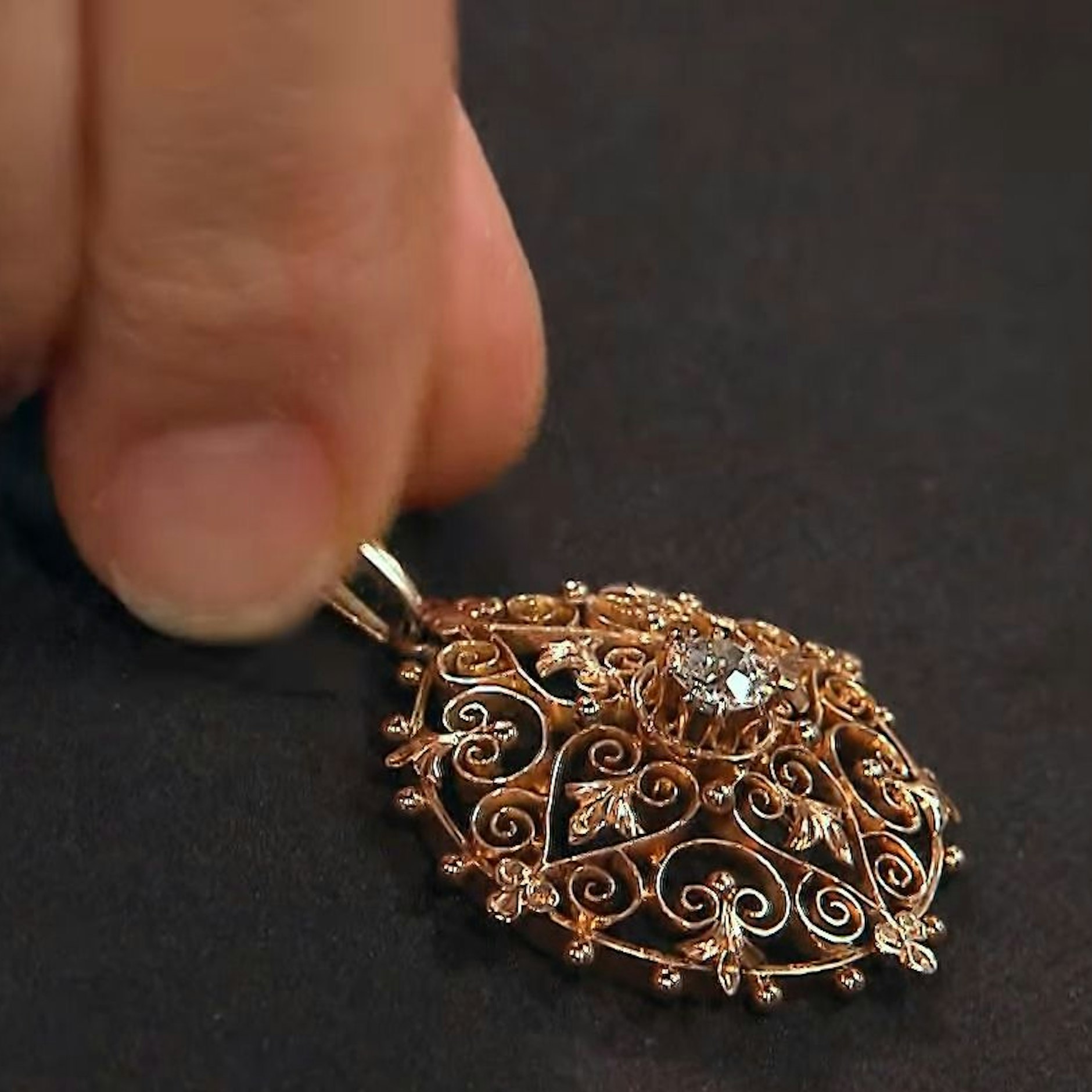 Die Verkäuferin bei „Bares für Rares“ hätte gern 1400 Euro für diesen Anhänger – doch das klappt nicht.