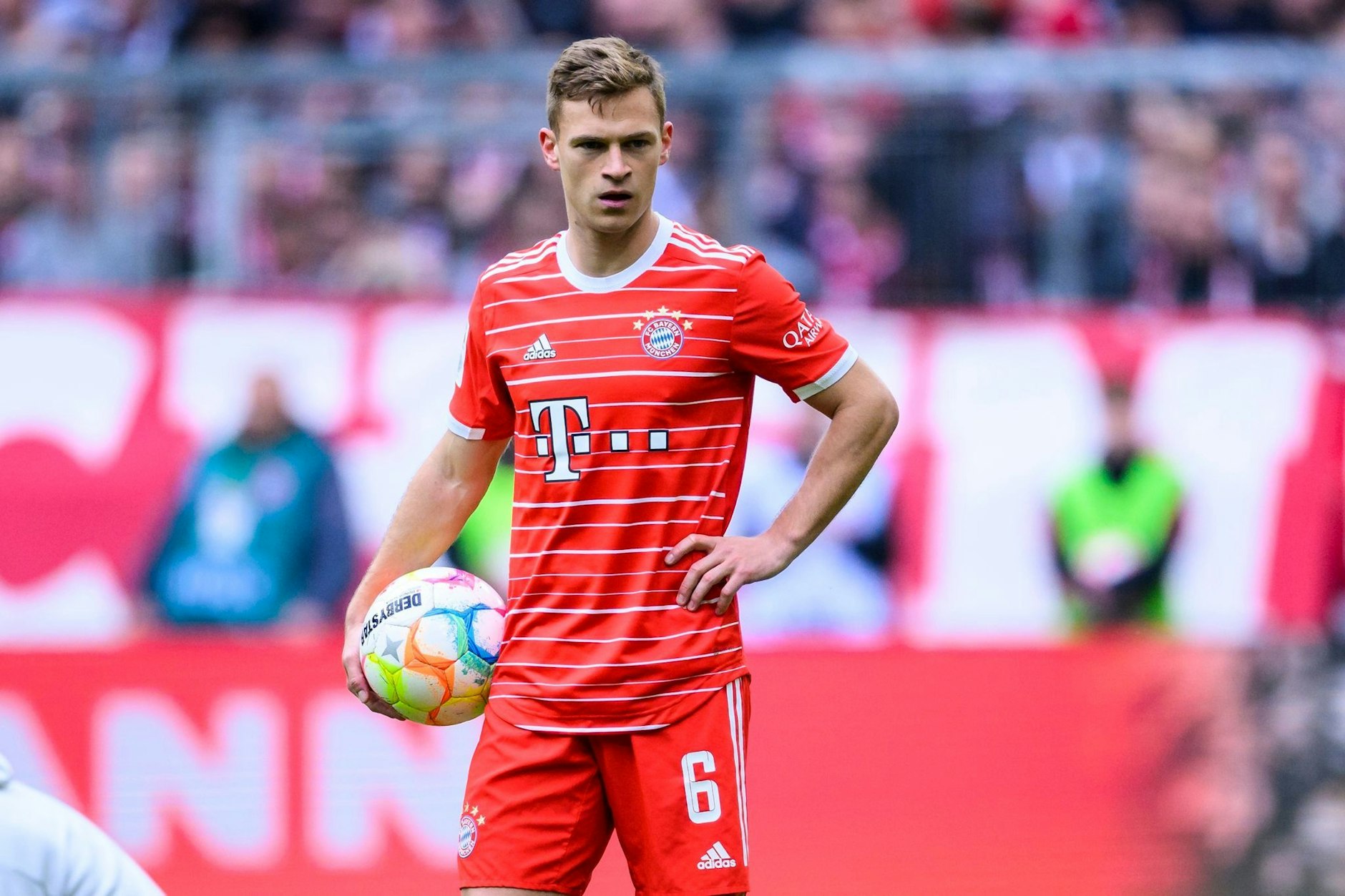 ARCHIV - Laut eines spanischen Zeitungsberichts könnte Bayerns Joshua Kimmich ein Thema in Barcelona werden.  