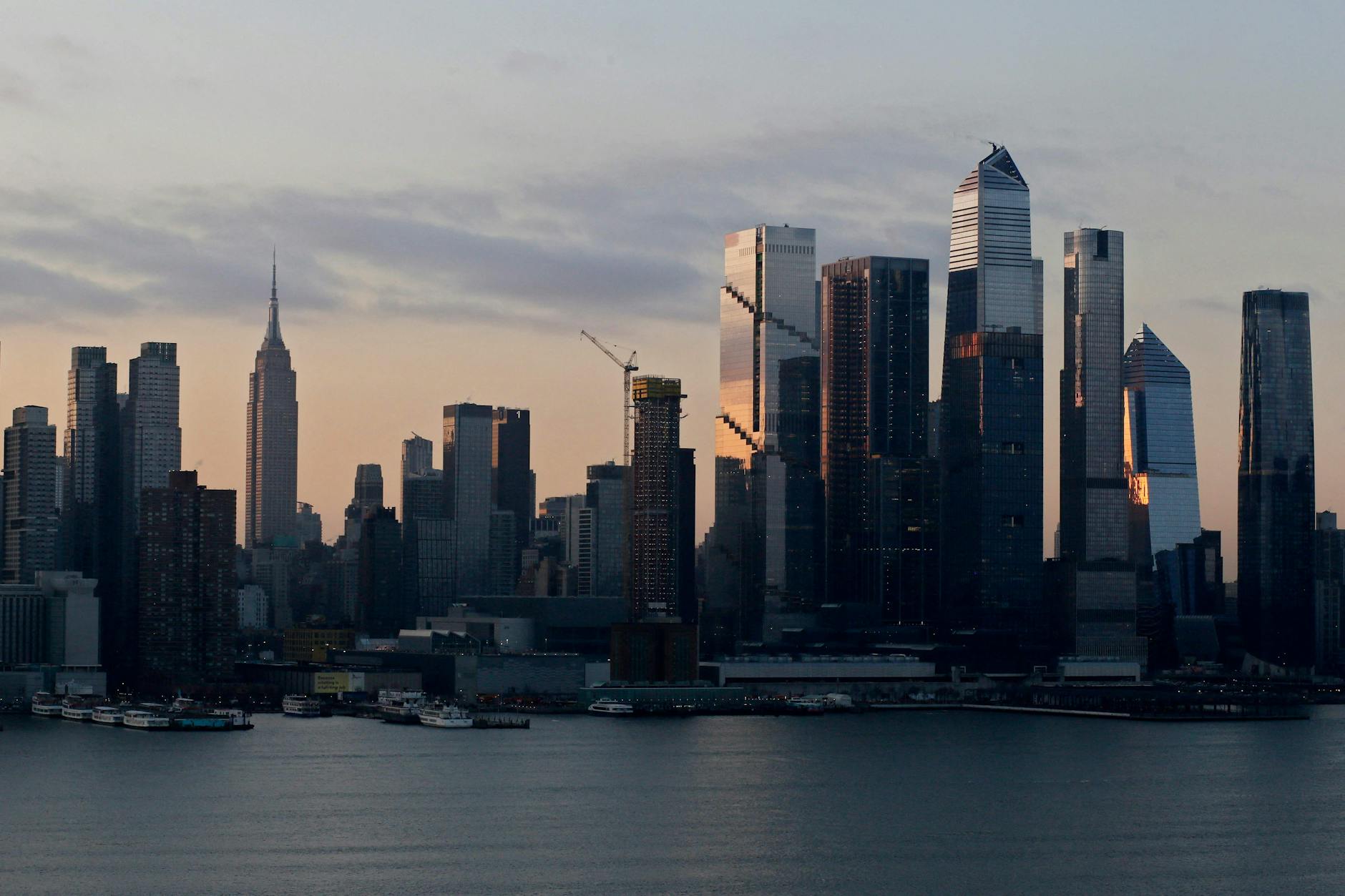 Die hohe Bebauungslast trägt dazu bei, dass die Stadt absinkt.