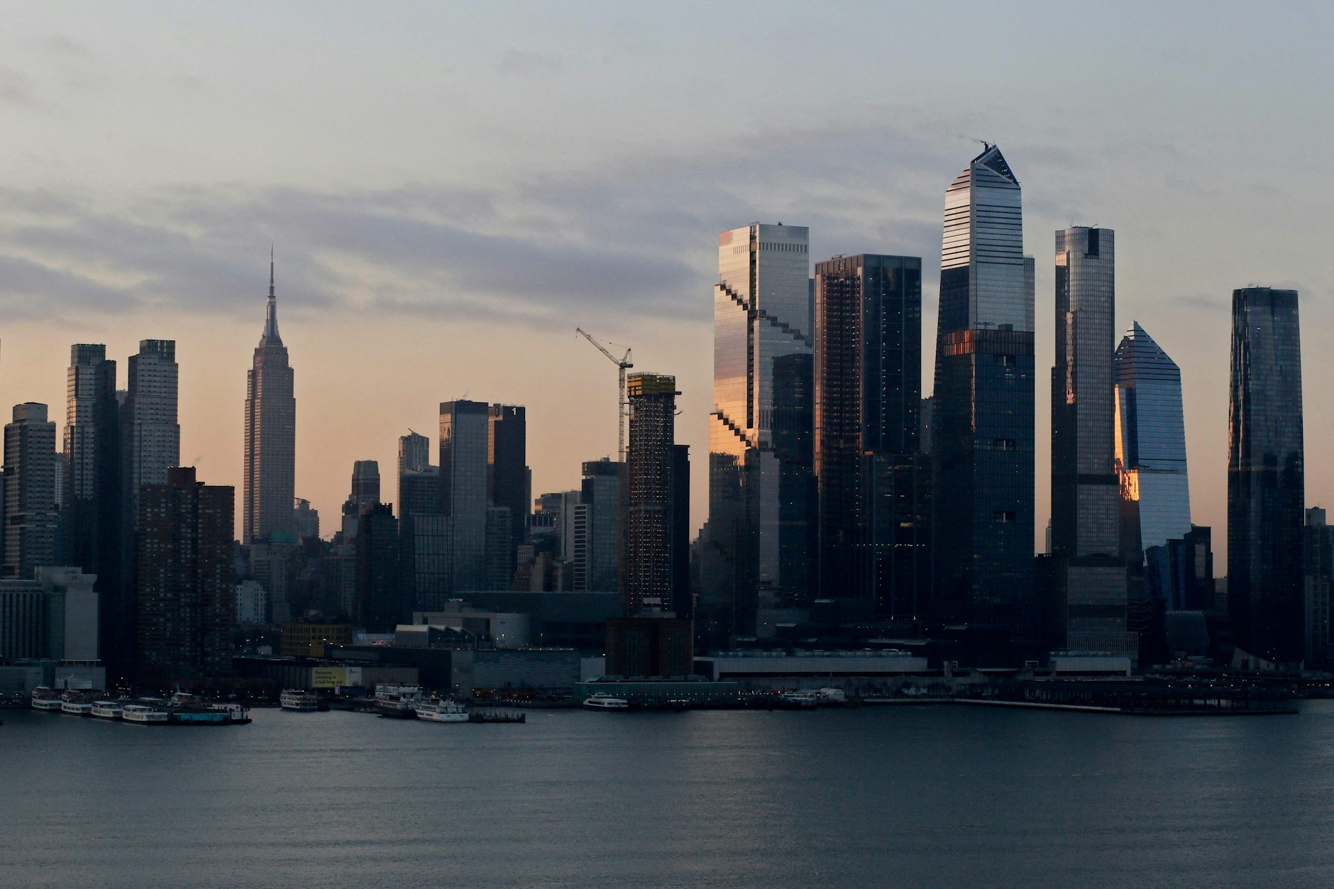 Die hohe Bebauungslast trägt dazu bei, dass die Stadt absinkt.