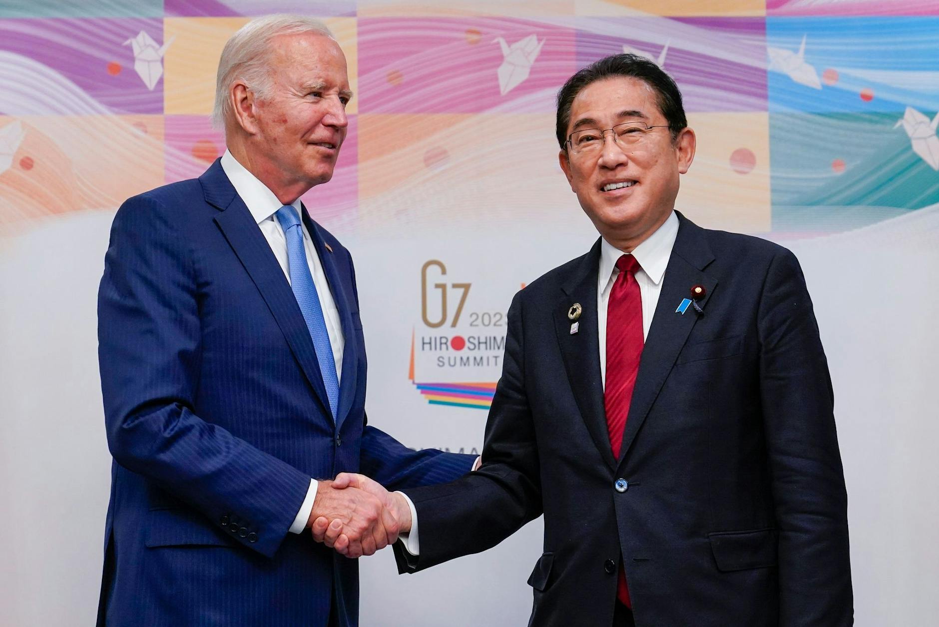 Shakehands zwischen US-Präsident Joe Biden (l.) und dem japanischen Premierminister Fumio Kishida vor einem bilateralen Treffer vor Beginn des G7-Gipfels.