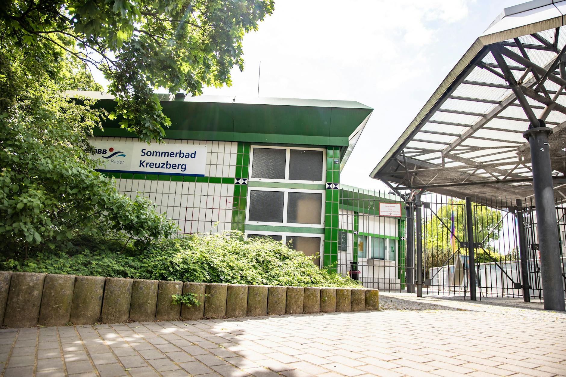  Auf diesen Holzbohlen am Stadtbad Kreuzberg in der Prinzenstrasse hat Emma immer gesessen