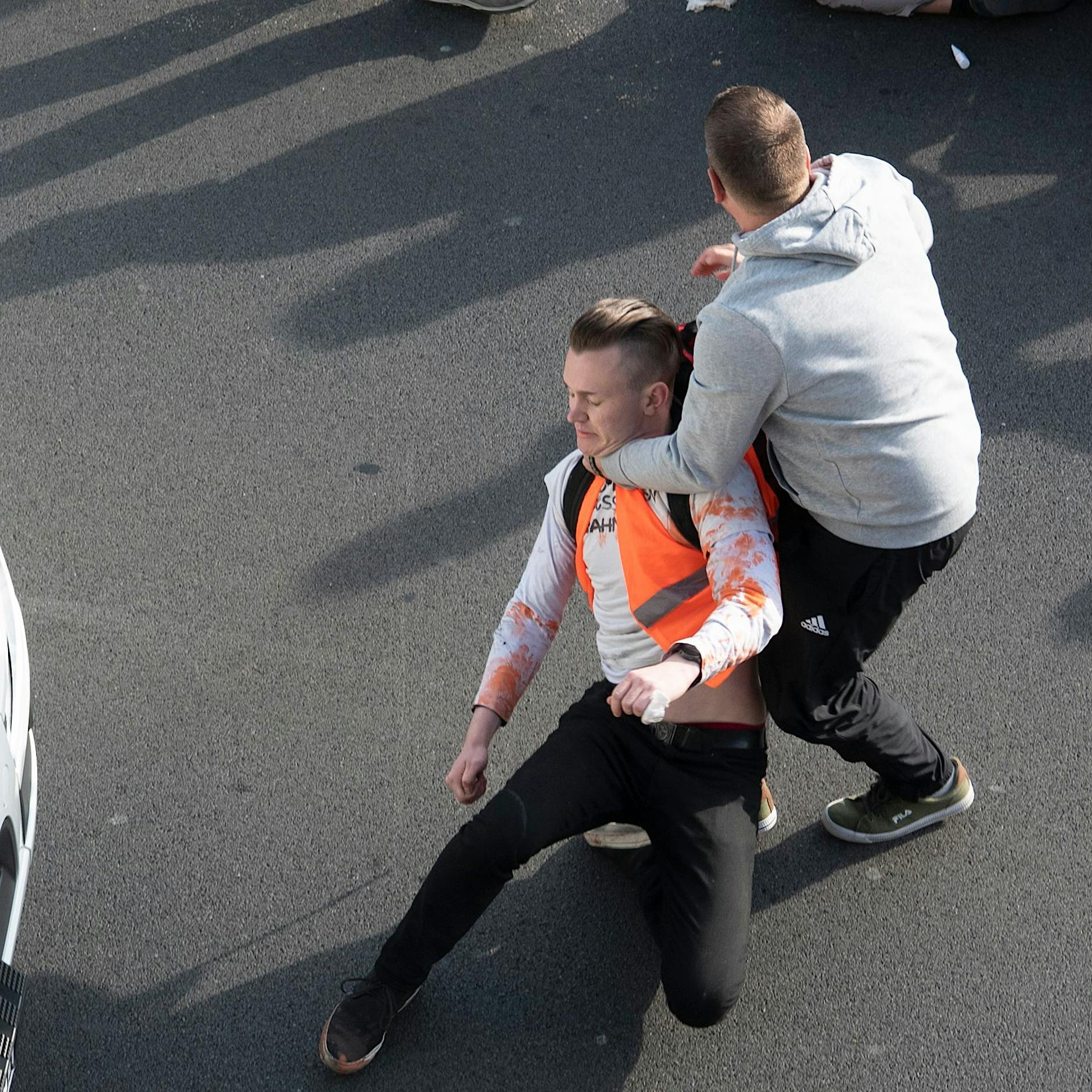 Letzte Generation blockiert berlinweit den Verkehr: Autofahrer nimmt Aktivist in Würgegriff