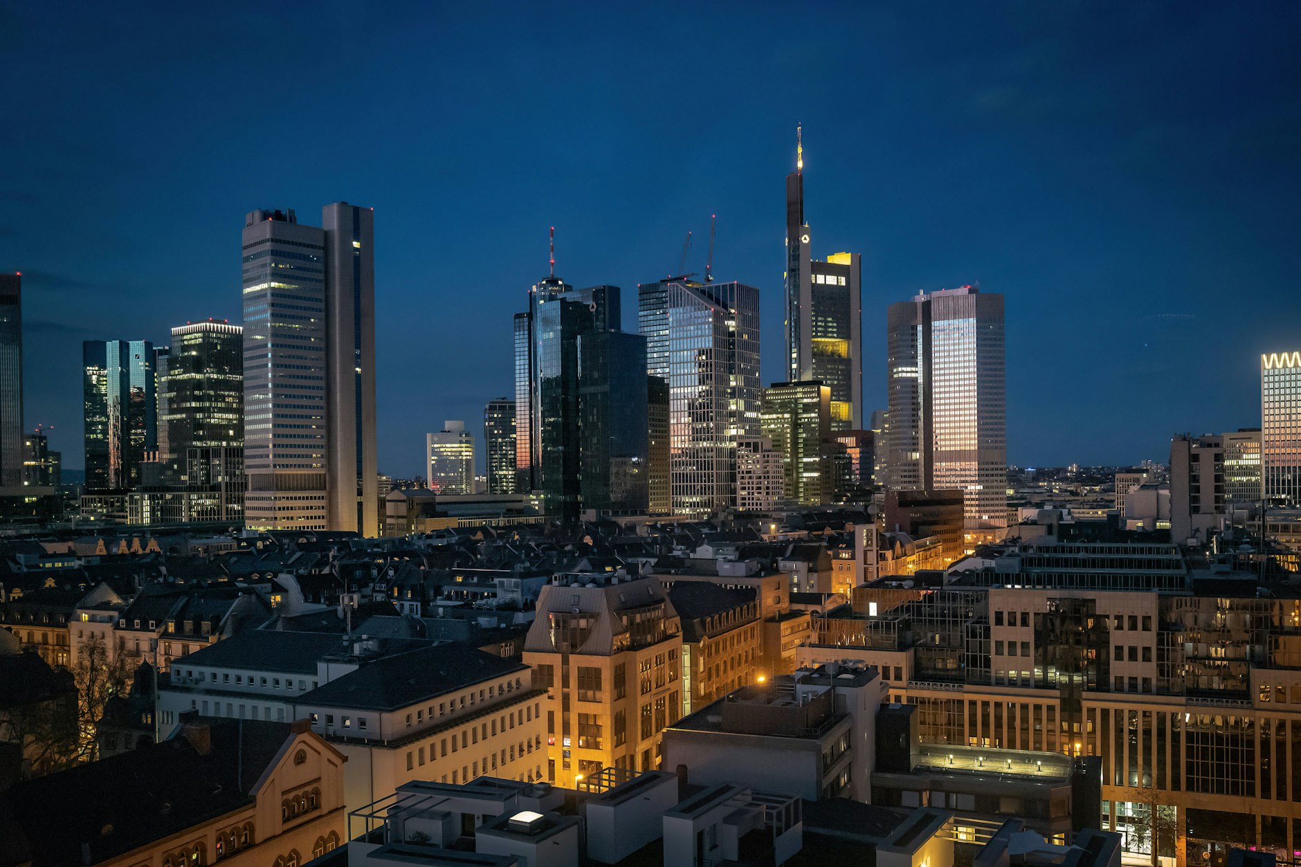 Die Geschäftsbanken können Geld per Knopfdruck erschaffen. Skyline-Blick in Frankfurt am Main