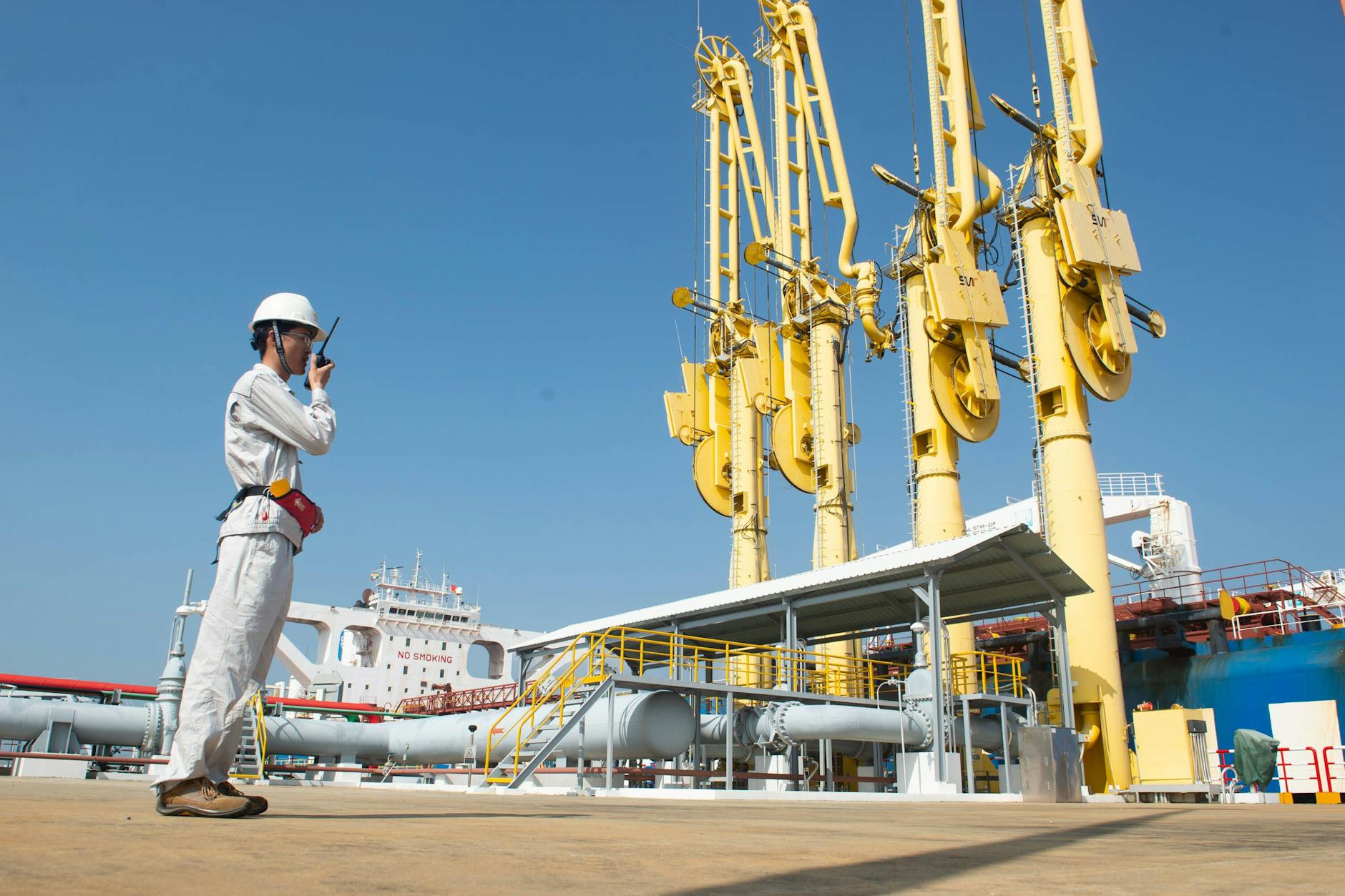 Myanmar, 13. Januar 2020: Ein Ingenieur leitet die Ölentladungsarbeiten an einem Terminal des Öl- und Gaspipelineprojekts China-Myanmar in Kyaukpyu, Rakhine State.