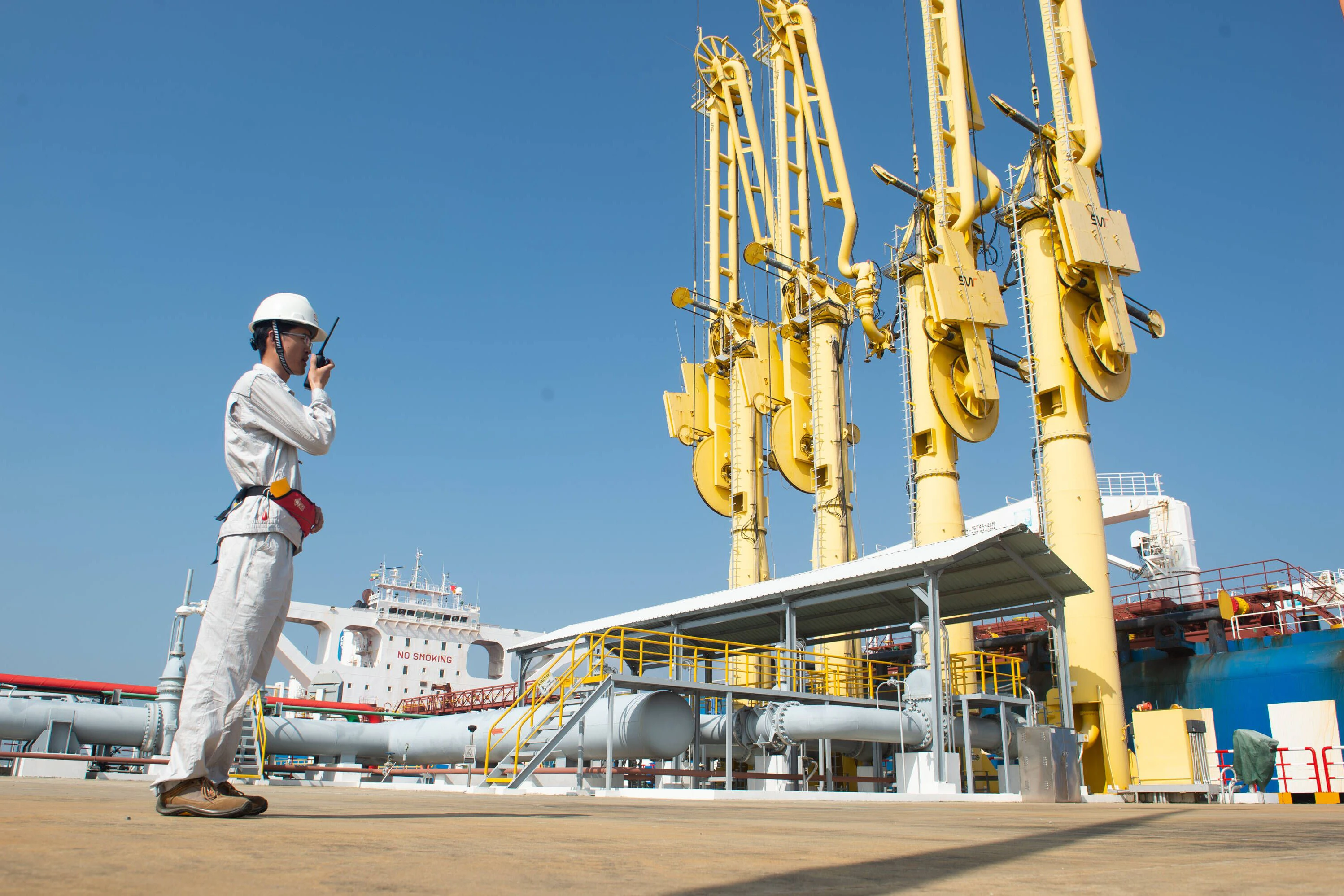Myanmar, 13. Januar 2020: Ein Ingenieur leitet die Ölentladungsarbeiten an einem Terminal des Öl- und Gaspipelineprojekts China-Myanmar in Kyaukpyu, Rakhine State.
