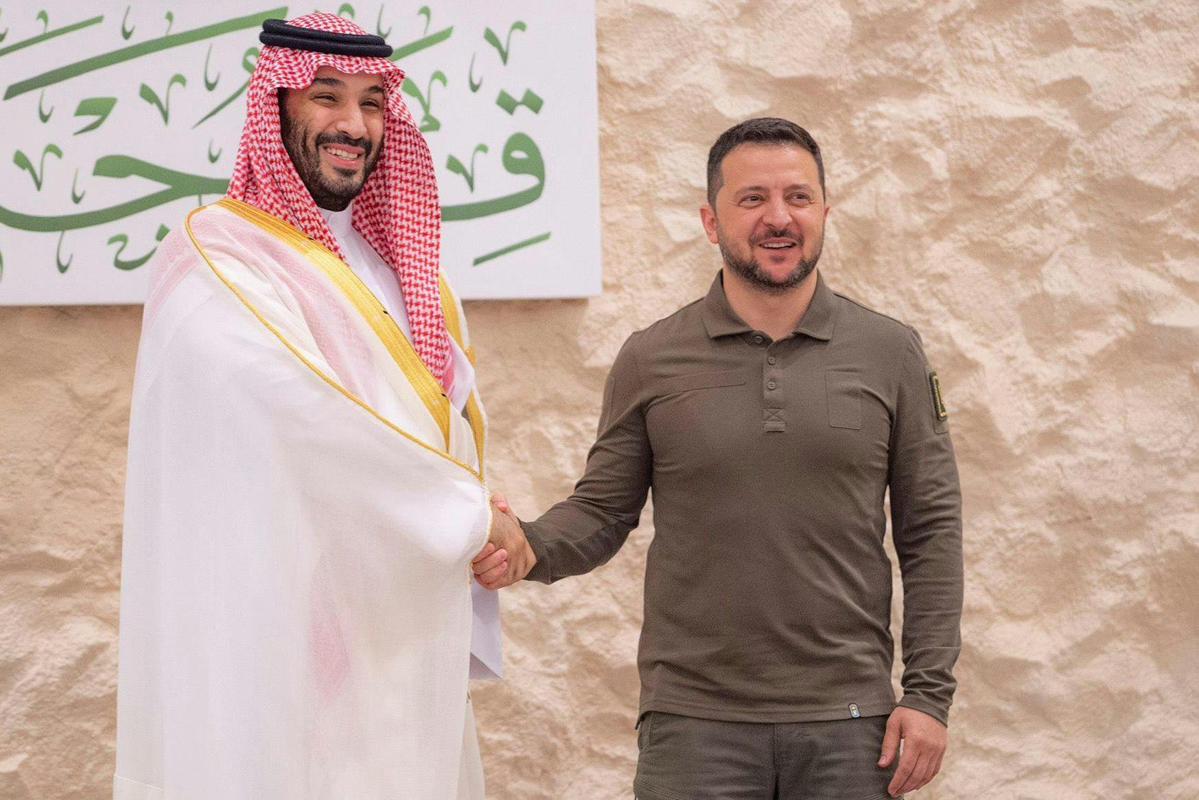 Mohammed bin Salman (l), Kronprinz von Saudi-Arabien, und der Präsident der Ukraine, Wolodymyr Selenskyj, Präsident der Ukraine, vor dem 32. arabischen Gipfel in Dschidda.