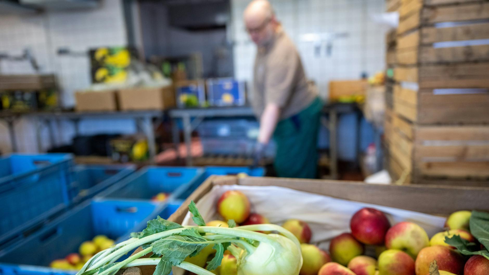 Äpfel und Kohlrabi liegen im Futterlager im Zoo in einer Kiste. Die Speisepläne für Tiere im Berliner Zoo werden umgekrempelt.
