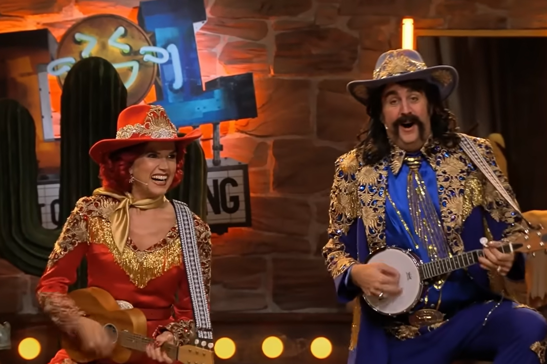Als Alabama Banjos traten Anke Engelke und Bastian Pastewka bei „LOL – Last One Laughing“ mit dem Hit „Texas Girl“ auf.