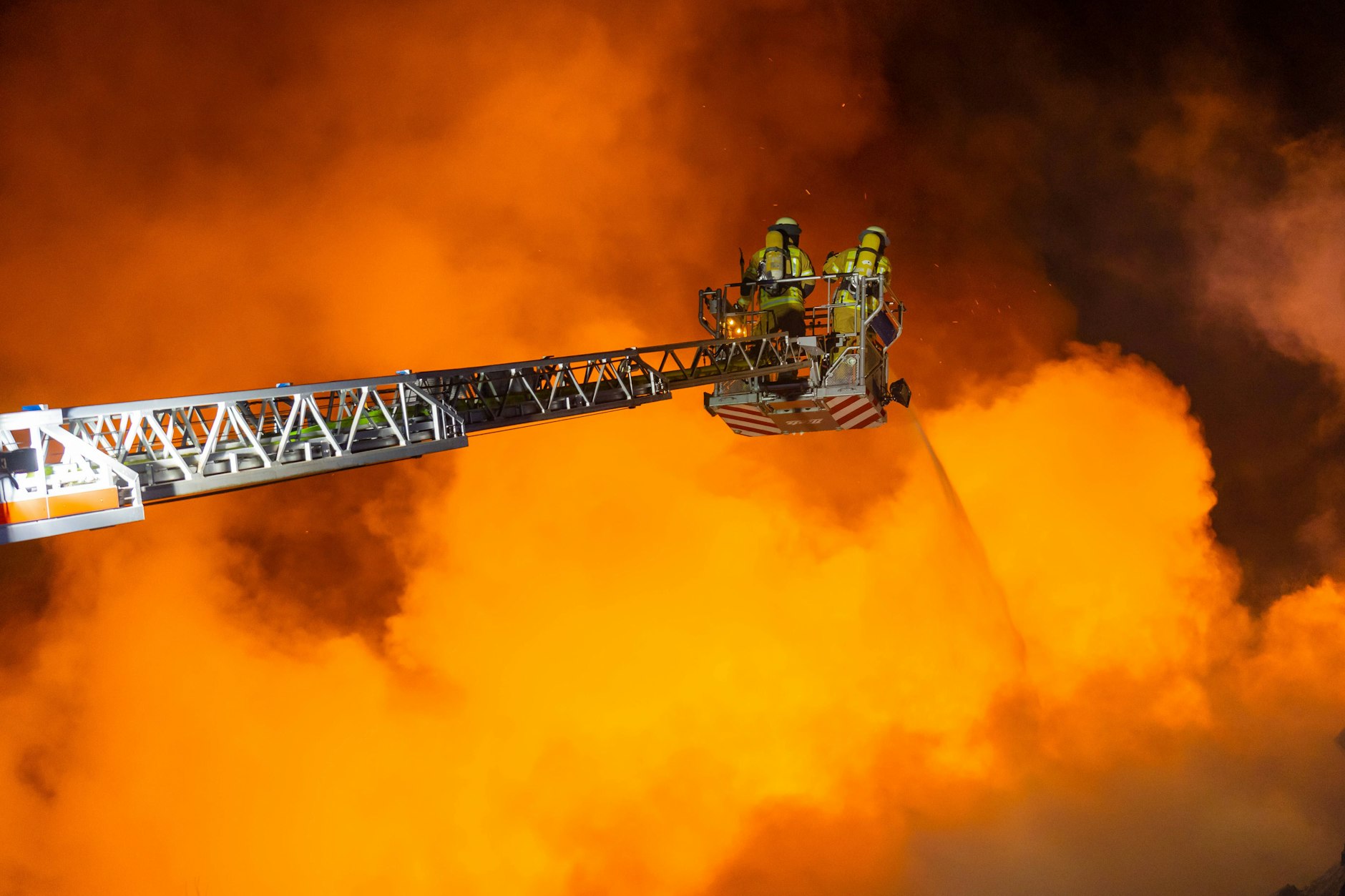 Eine Drehleiter kam unter anderem bei der Bekämpfung des Großbrands in einem leer stehenden Lokal in Berlin-Köpenick zum Einsatz. Bislang werden die Fahrzeuge und die Löschtechnik noch mit Diesel betrieben. Die elektrische Drehleiter basiert auf drei Lithium-Akkus.