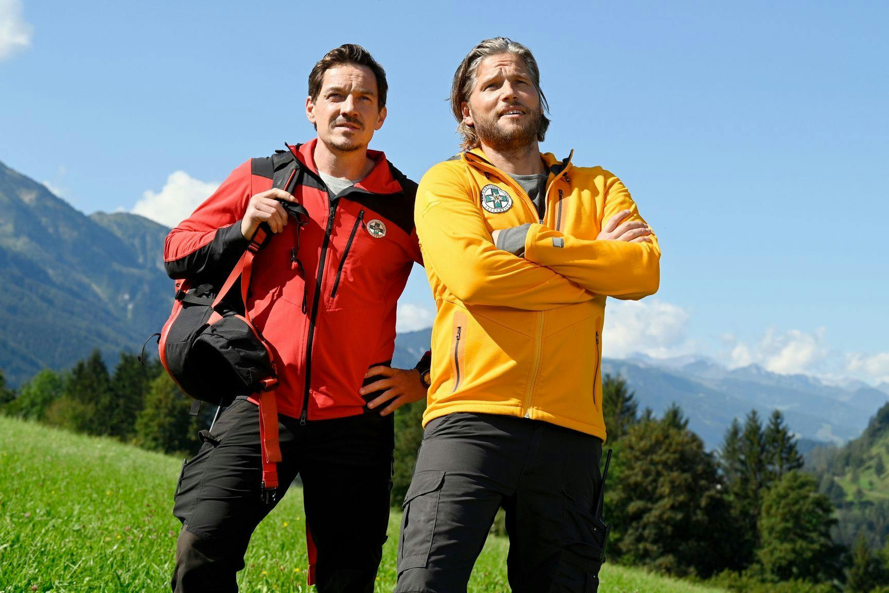 Immer was zu tun: Tobi (Markus Brandl, li.) und Markus (Sebastian Ströbel) sind als „Die Bergretter“ im Einsatz. 