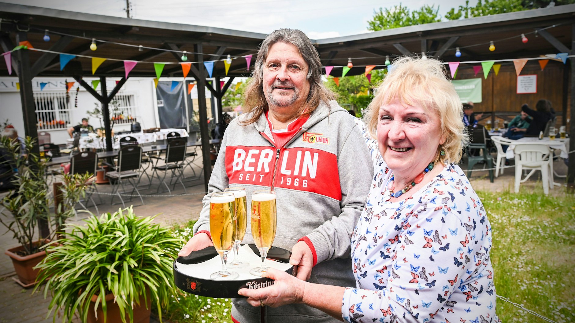 Marion (71) und Holger Gerber (65) betreiben die Kneipe in der Kleingartenanlage – auch sie gehören zu den Stars von „Von Hecke zu Hecke – Bunte Beetgeschichten“.