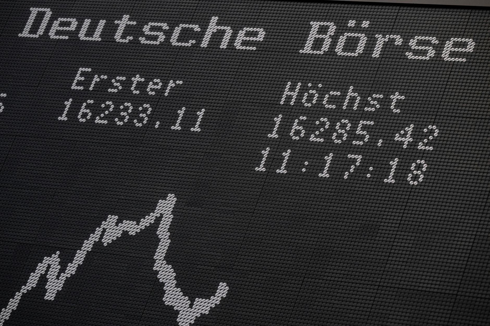 Der Aktienindex Dax steht auf der Anzeigetafel an der Börse in Frankfurt/Main.