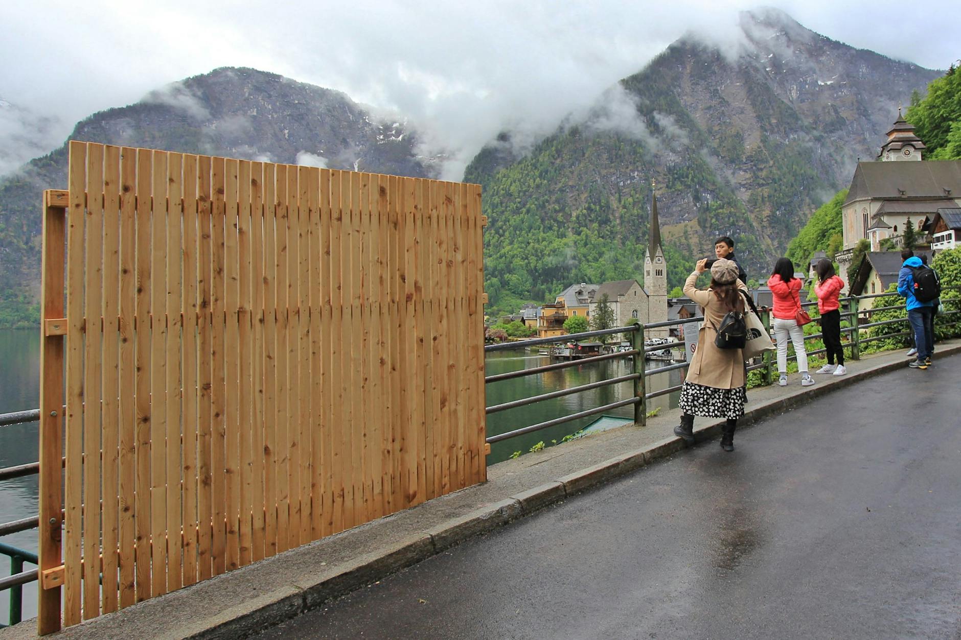 Schluss mit lustig: Ein Holzzaun sollte die Selfiesüchtigen ausbremsen.