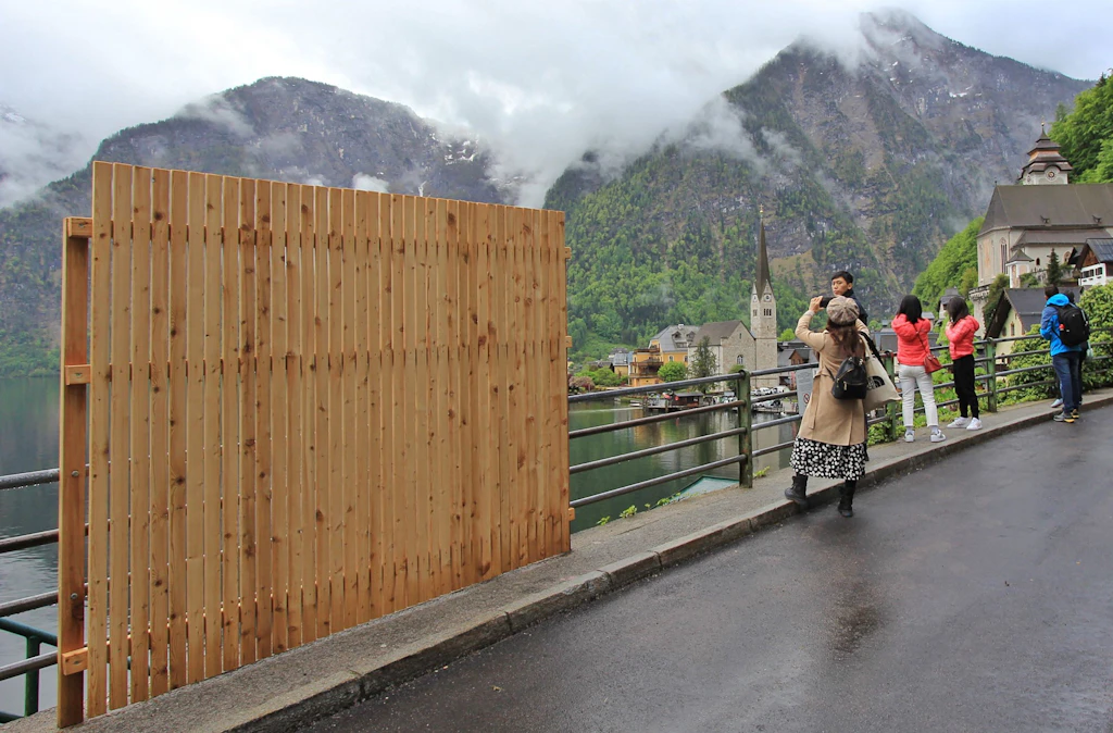 Zu viele Touristen: Ort in Österreich stellt Anti-Selfie-Zaun auf