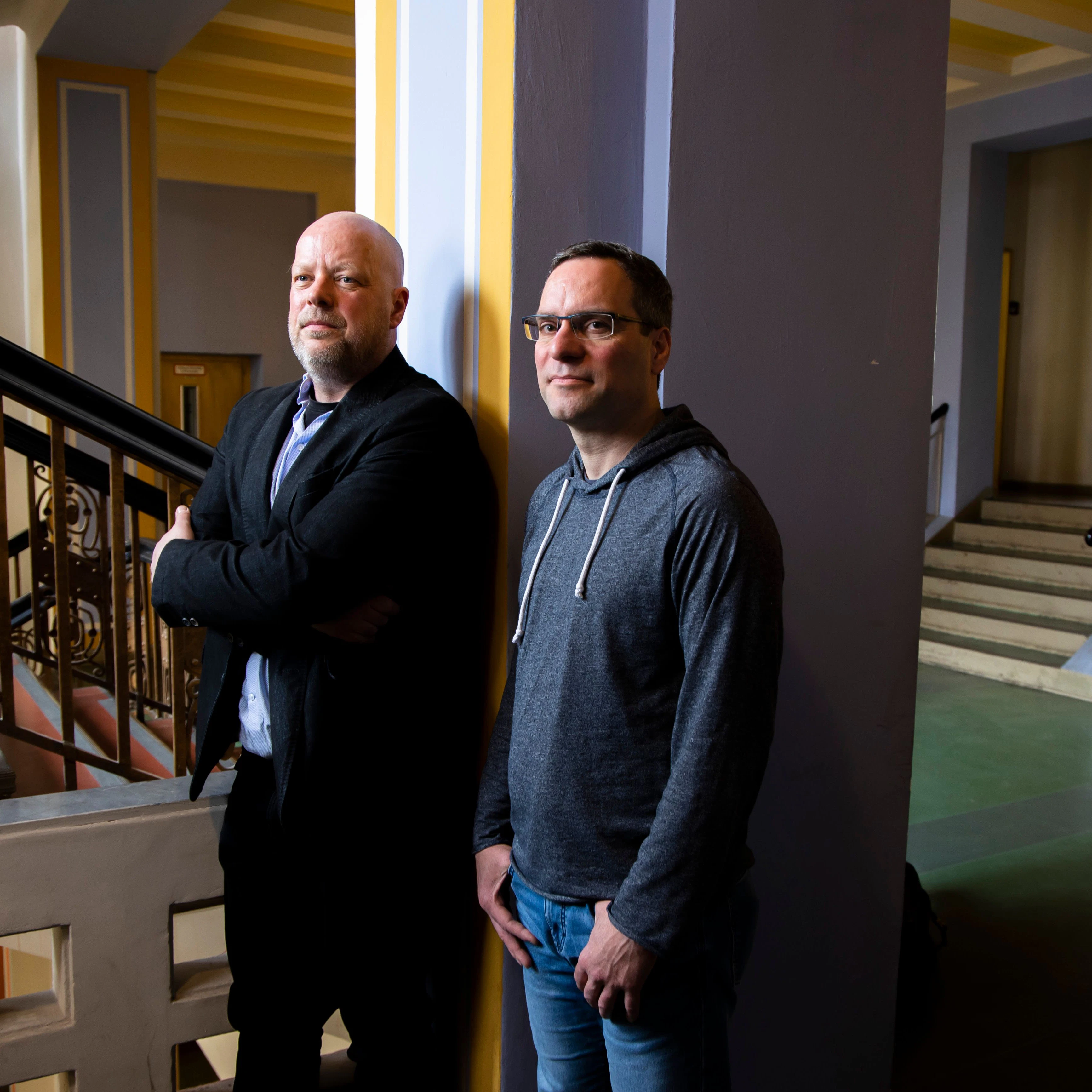 Ermittler im Fall der drei ausgesetzten Babys in den Jahren 2015, 2016 und 2017 Rainer Schwarz (LKA Berlin, R) und Jens Höwer (LKA Brandenburg, L) posieren für ein Bild im LKA Berlin am 24. April 2023. 