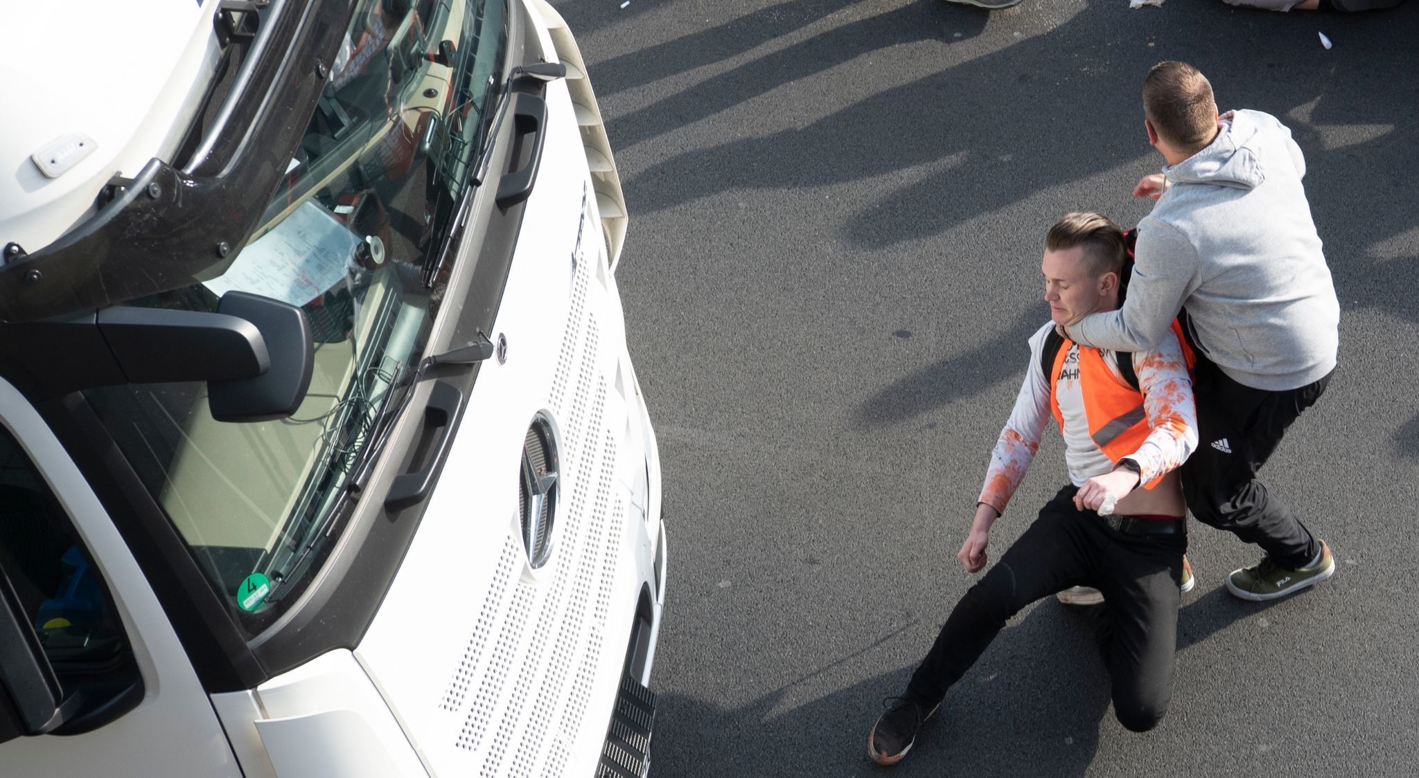 Irritierende Bilder: Hier treten, zerren und würgen Autofahrer Klimakleber