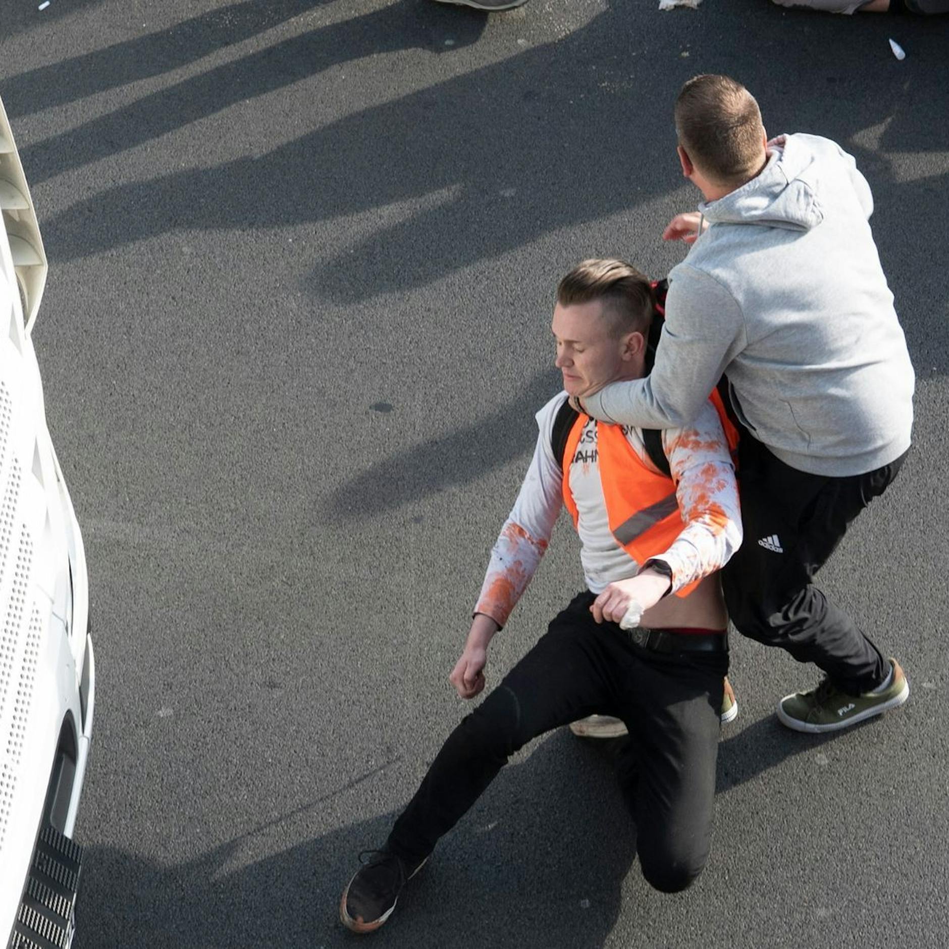 Irritierende Bilder: Hier treten, zerren und würgen Autofahrer Klimakleber